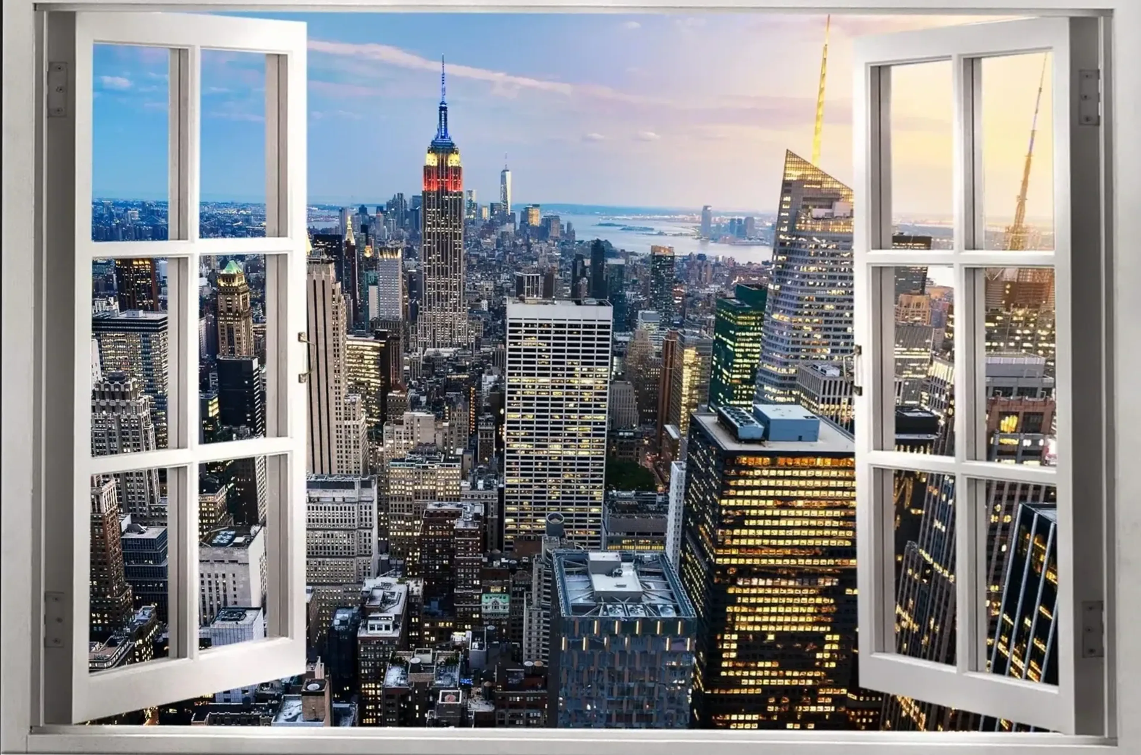 Offene weiße Fensterflügel zeigen New York mit beleuchtetem Empire State Building unter blau-rosa Himmel.