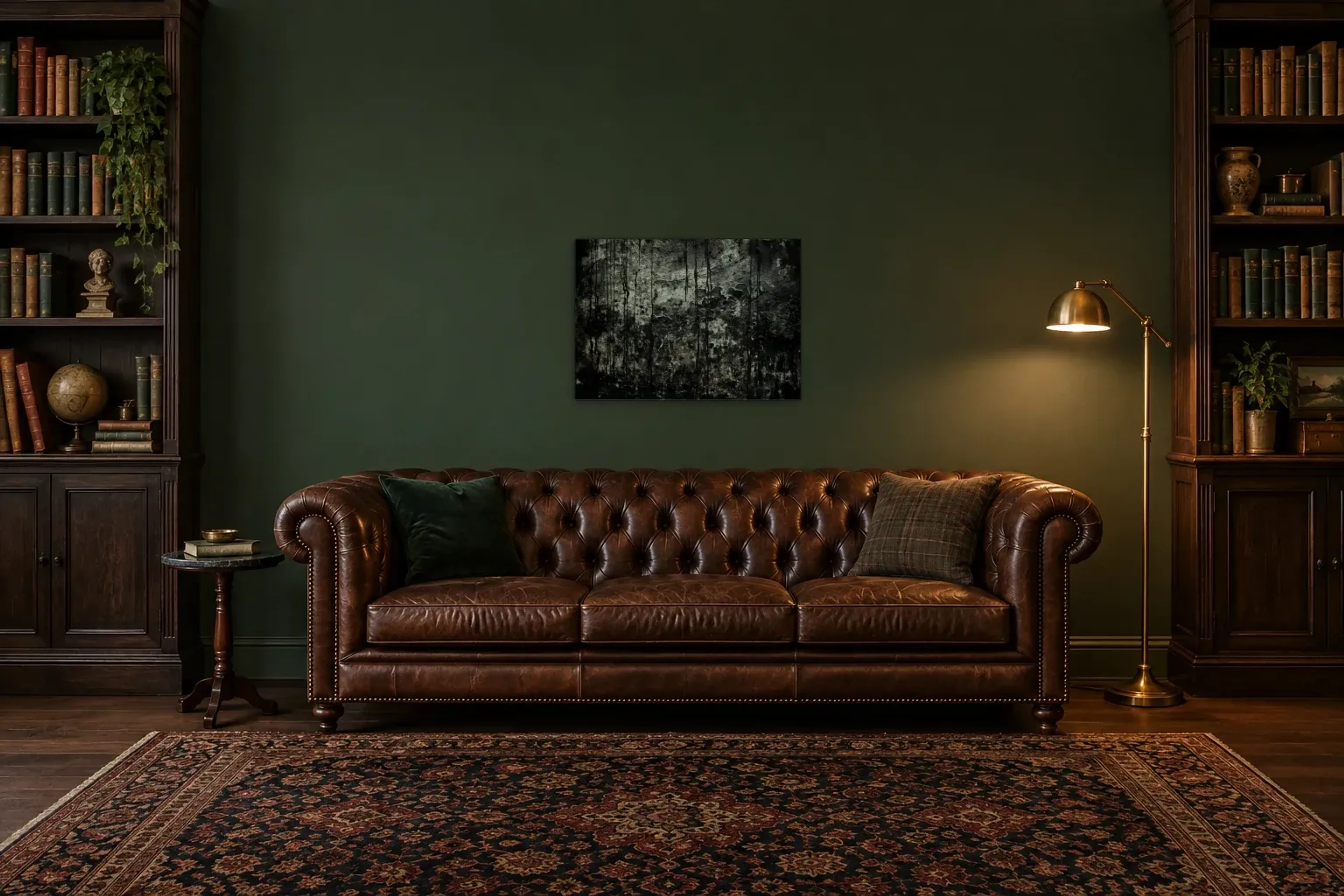 Dunkle Wandstruktur als Wandbild über einem 200-cm-Chesterfield-Sofa