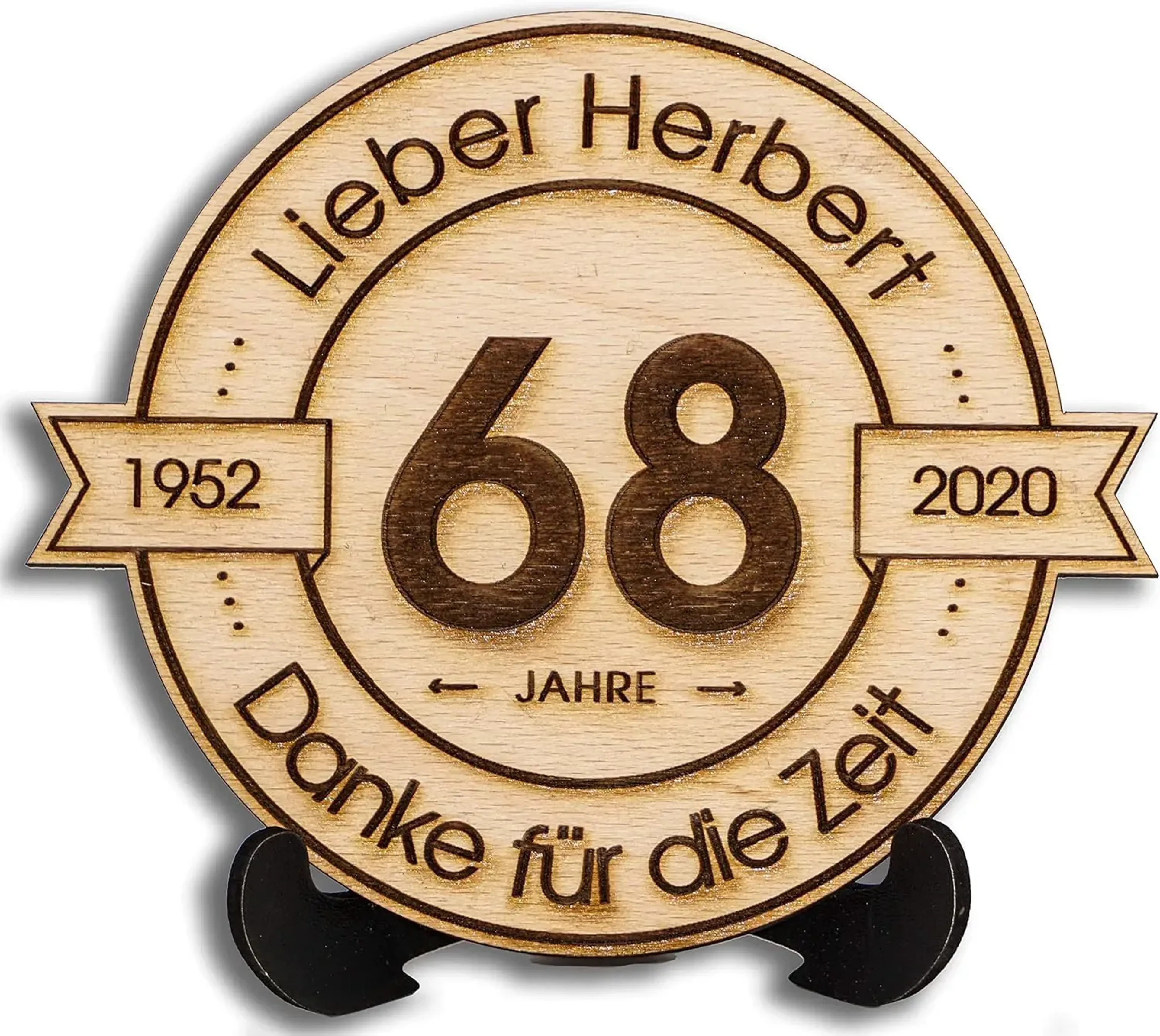 Runde Holzscheibe auf dunklem Ständer mit beispielhafter Zahl, Jahresbannern, Anrede und gebogenem Dankestext.