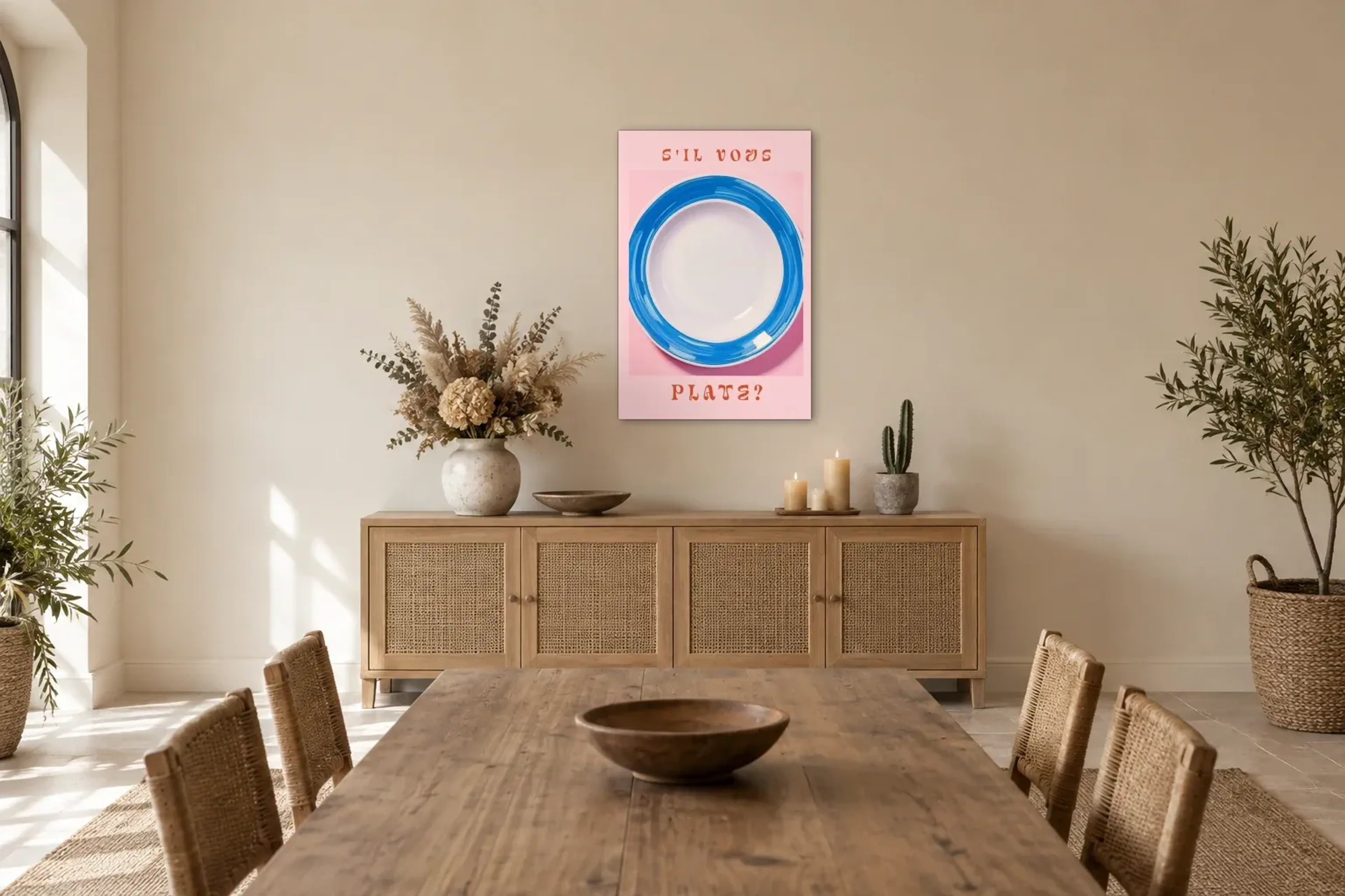 Blauer Teller auf Rosa als Wandbild über einem 160-cm-Sideboard