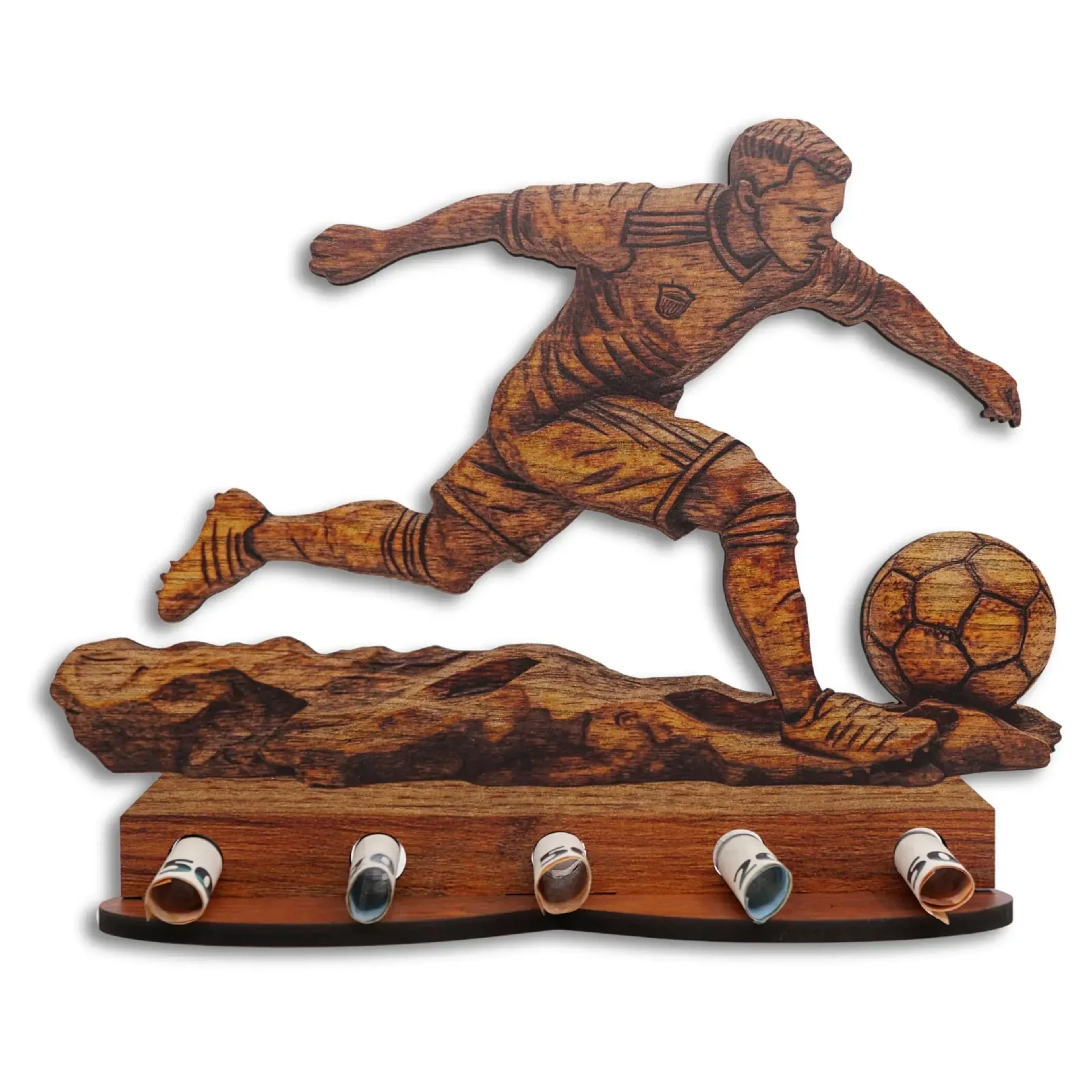 Fußballspieler mit ausgestreckten Armen und Ball rechts vor ihm über einem Holzsockel mit fünf Geldscheinen.