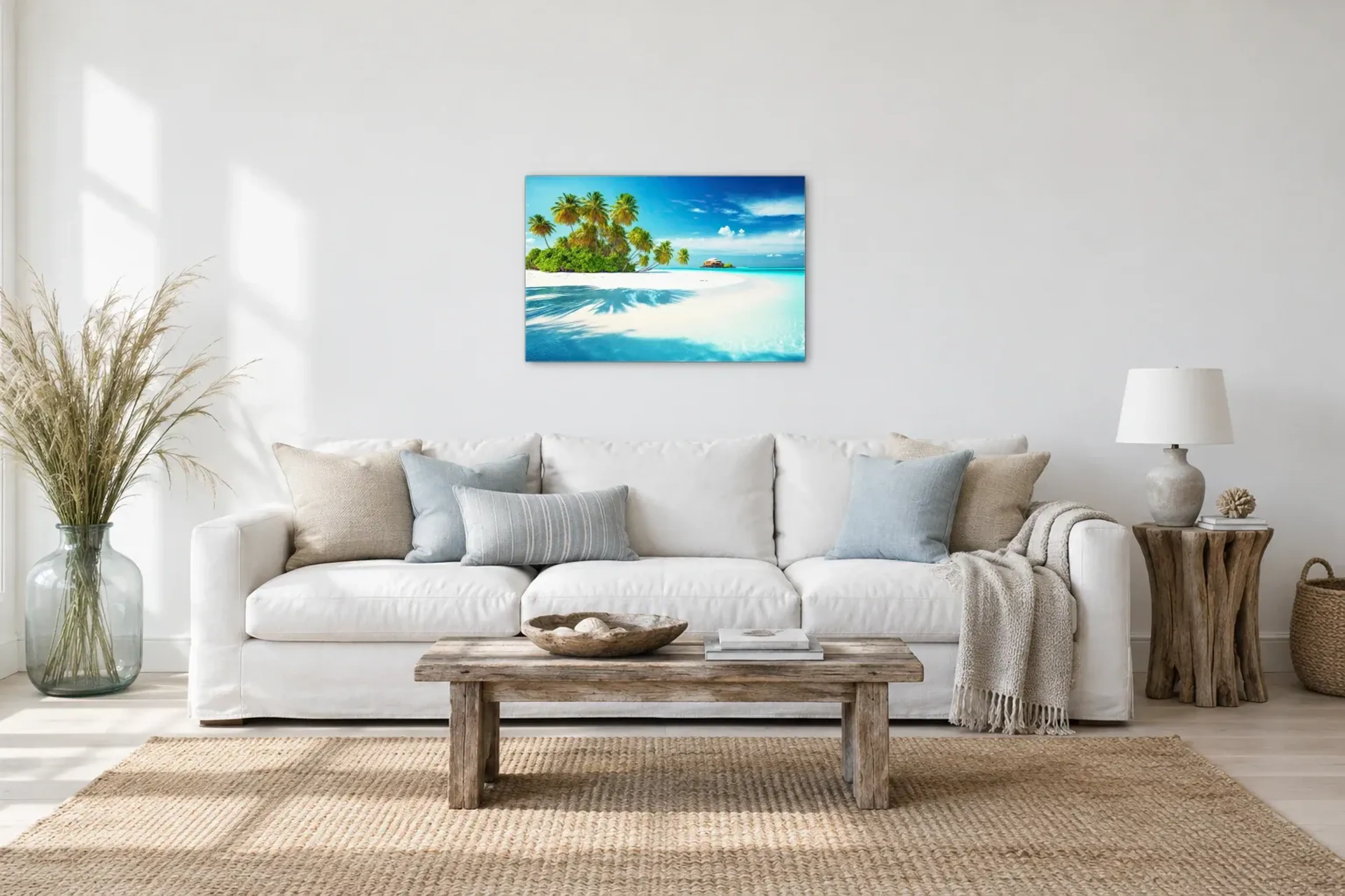 Palmen am weißen Strand als Wandbild über einem 220-cm-Sofa