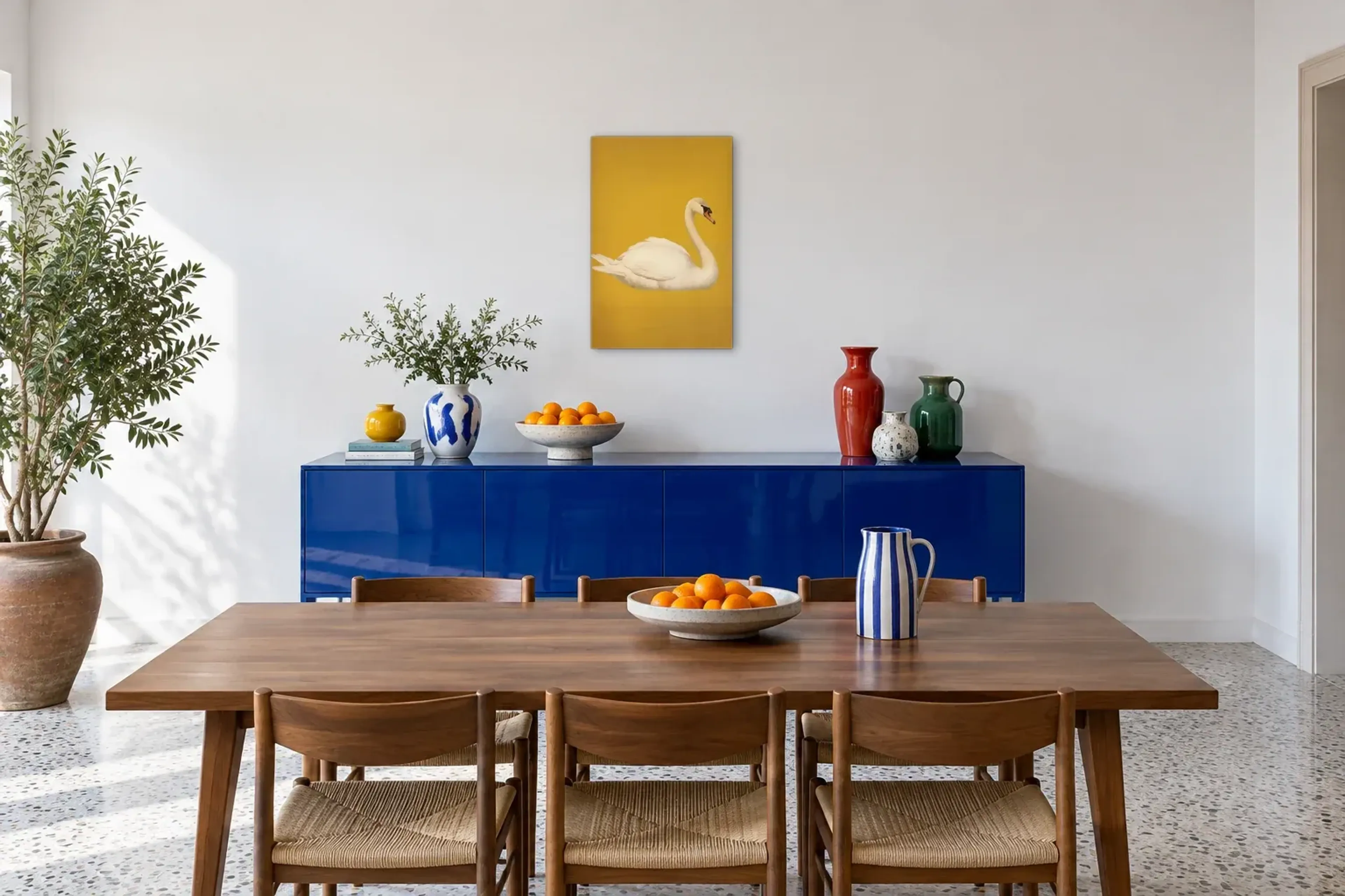 Schwan auf Senfgelb als Wandbild über einem 180-cm-Sideboard