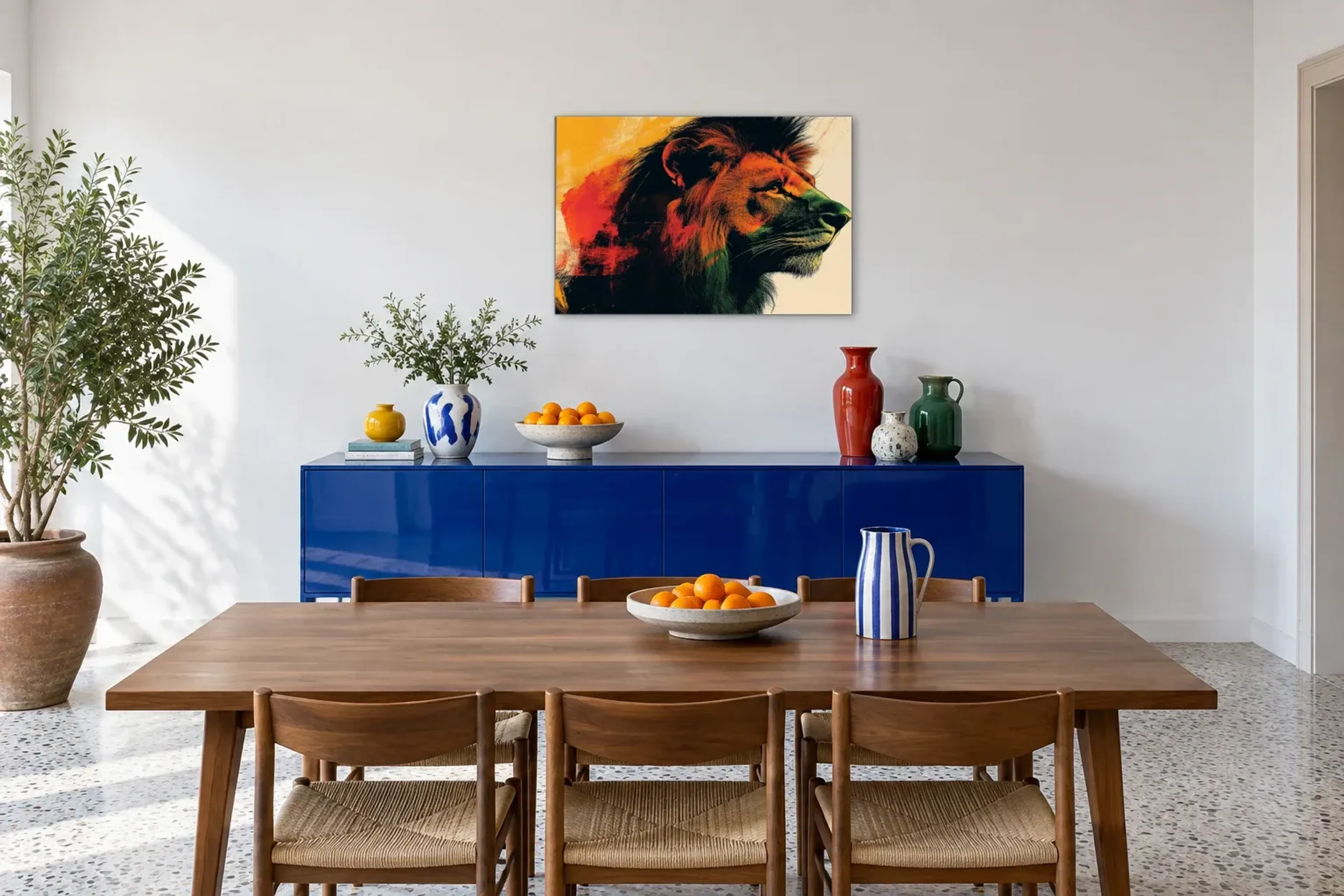 Löwe im Farbspiel als Wandbild über einem 180-cm-Sideboard