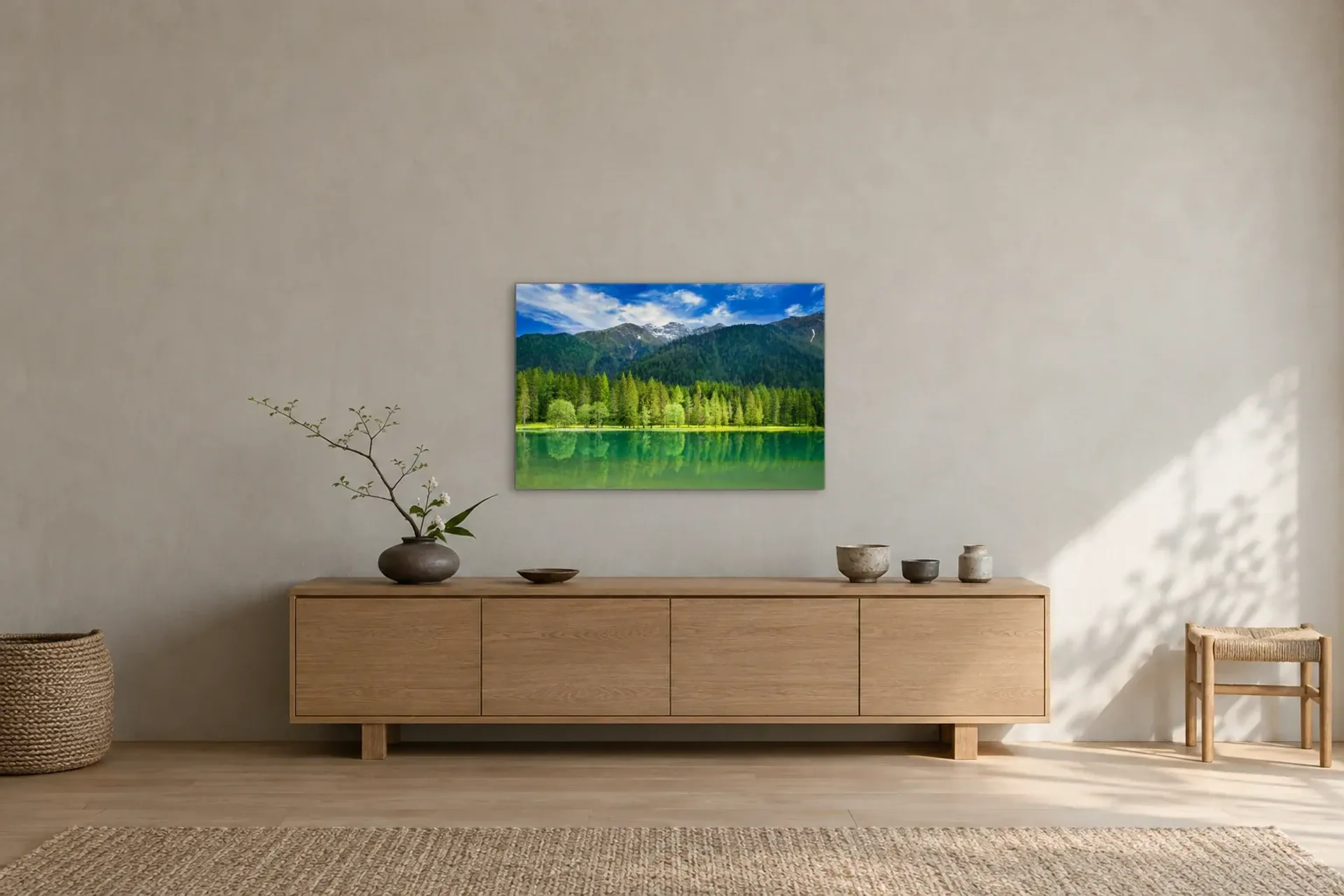 Bergsee mit Waldspiegelung als Wandbild über einem 180-cm-Sideboard