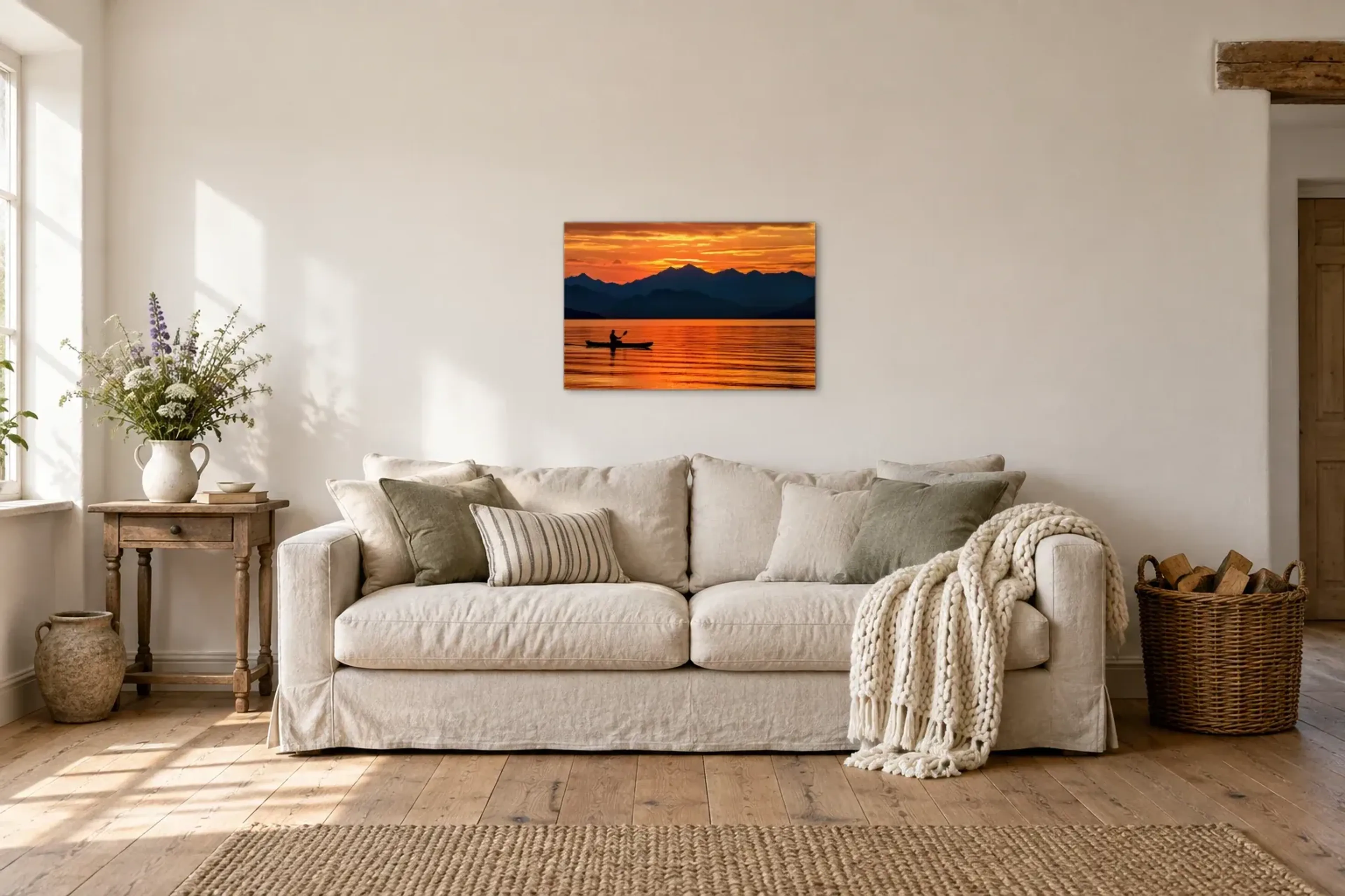 Kanu vor Bergsilhouetten als Wandbild über einem 220-cm-Sofa