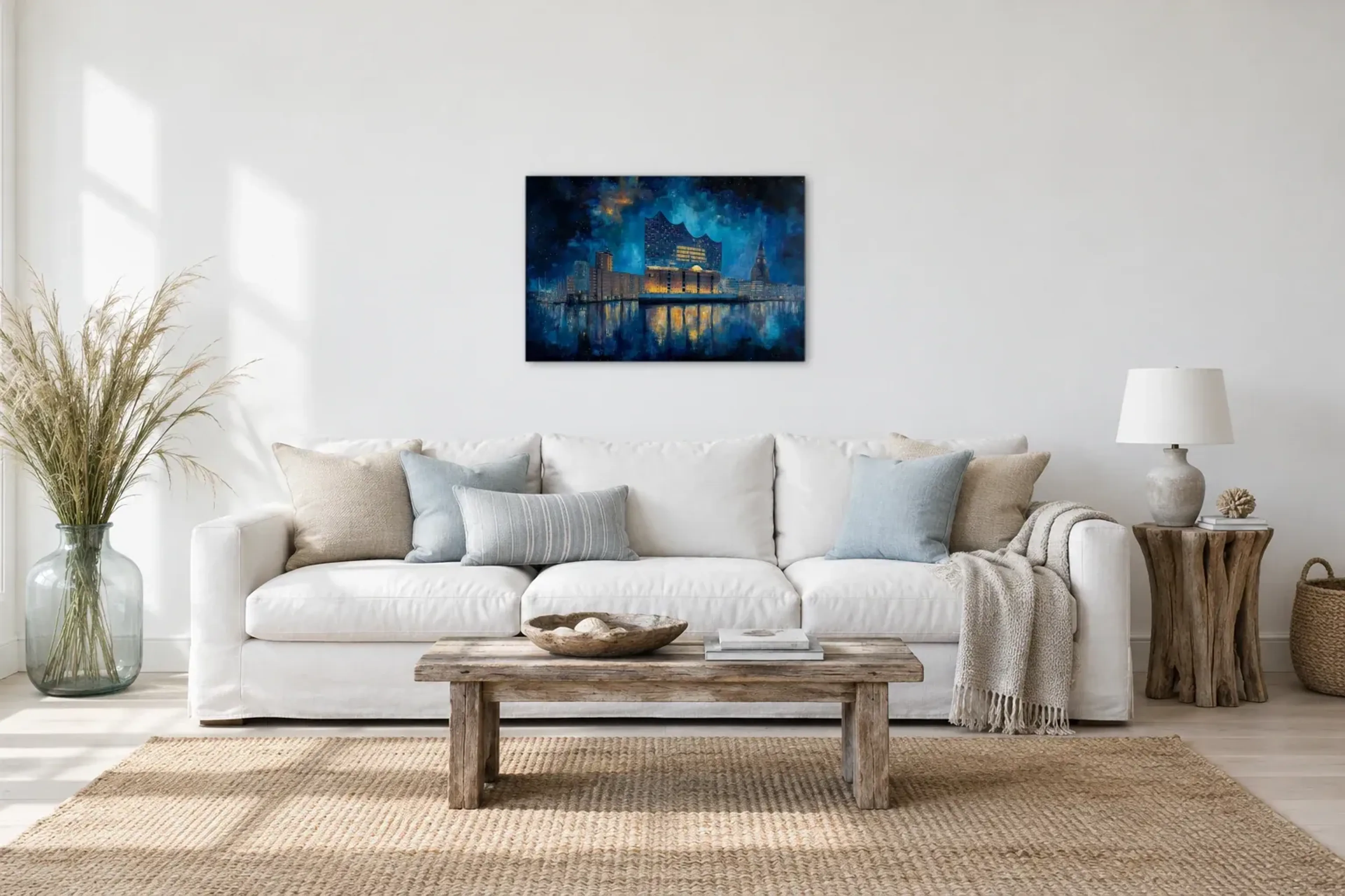 Elbphilharmonie im Nachtblau als Wandbild über einem 220-cm-Sofa