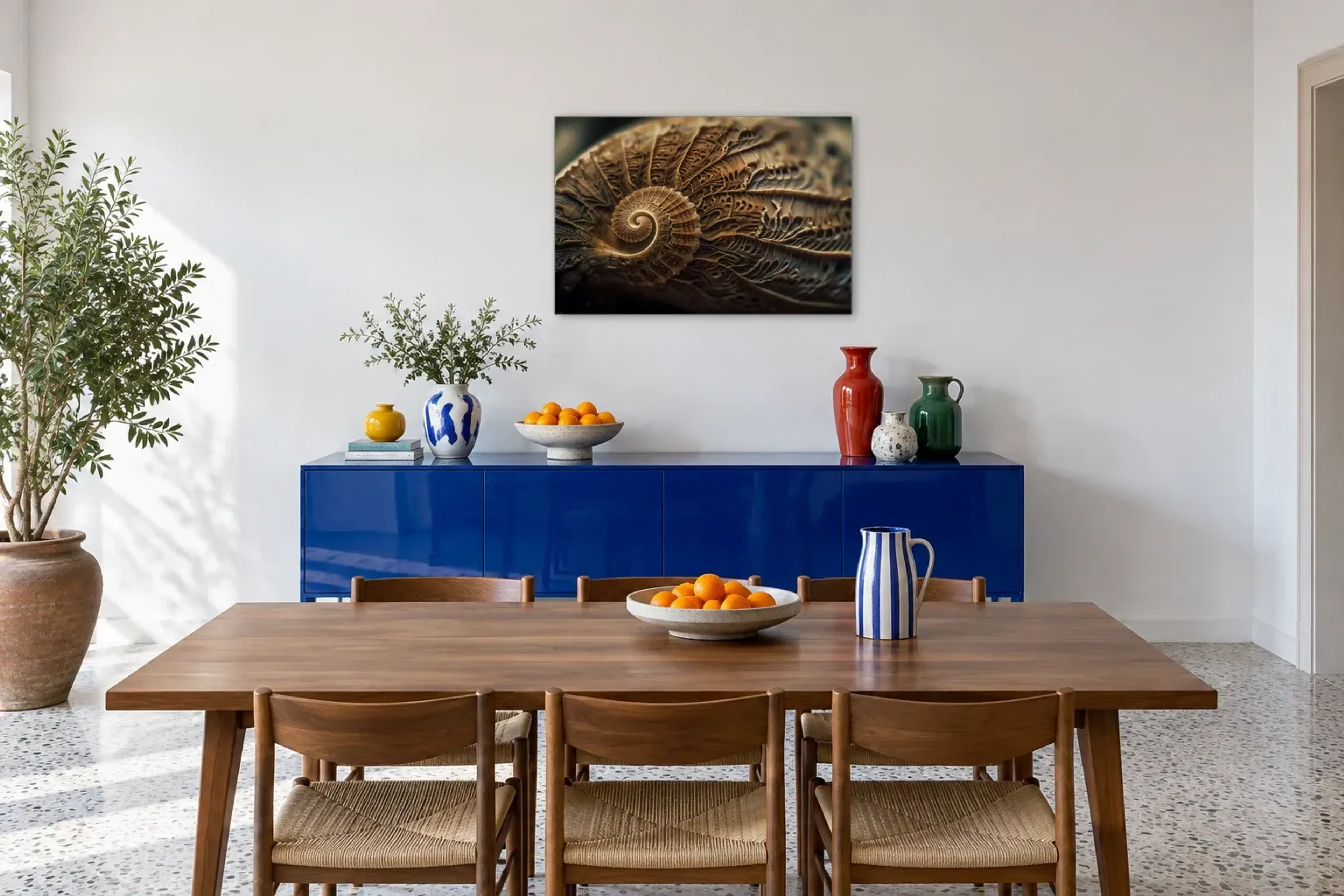 Spirale in Erdtönen als Wandbild über einem 180-cm-Sideboard