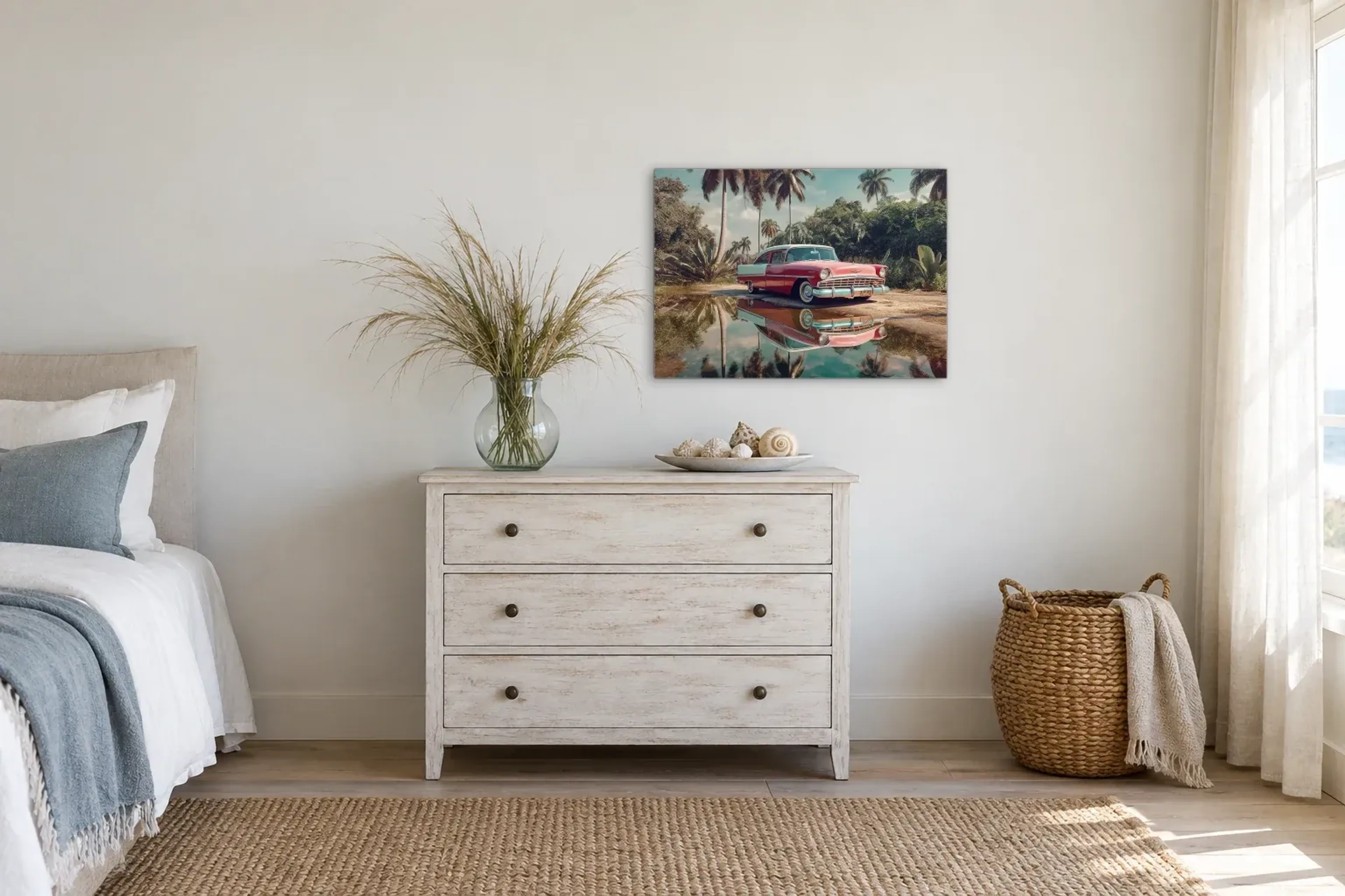 Rosa Oldtimer unter Palmen als Wandbild über einer 90-cm-Kommode