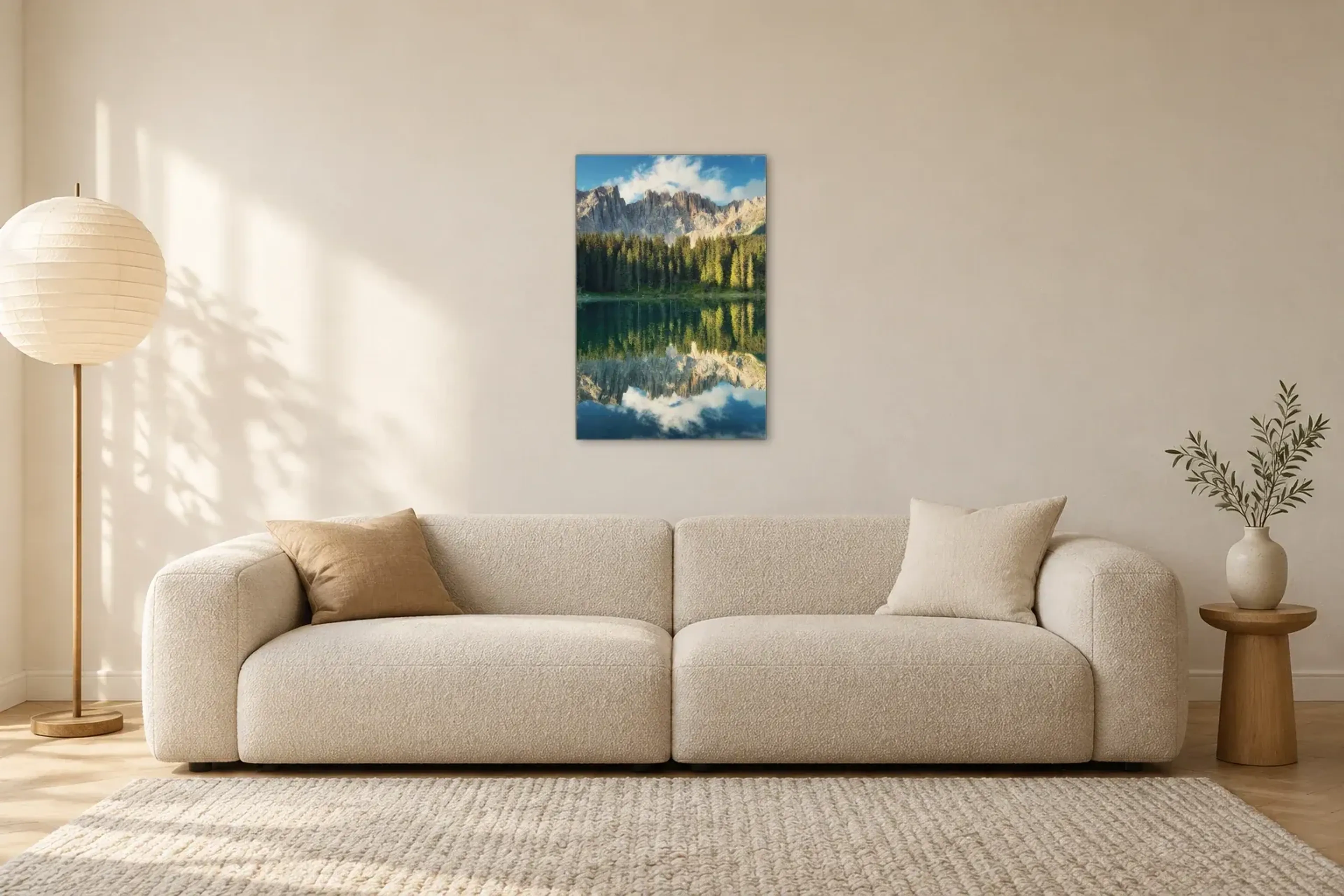 Bergspiegelung im See als Wandbild über einem 230-cm-Sofa
