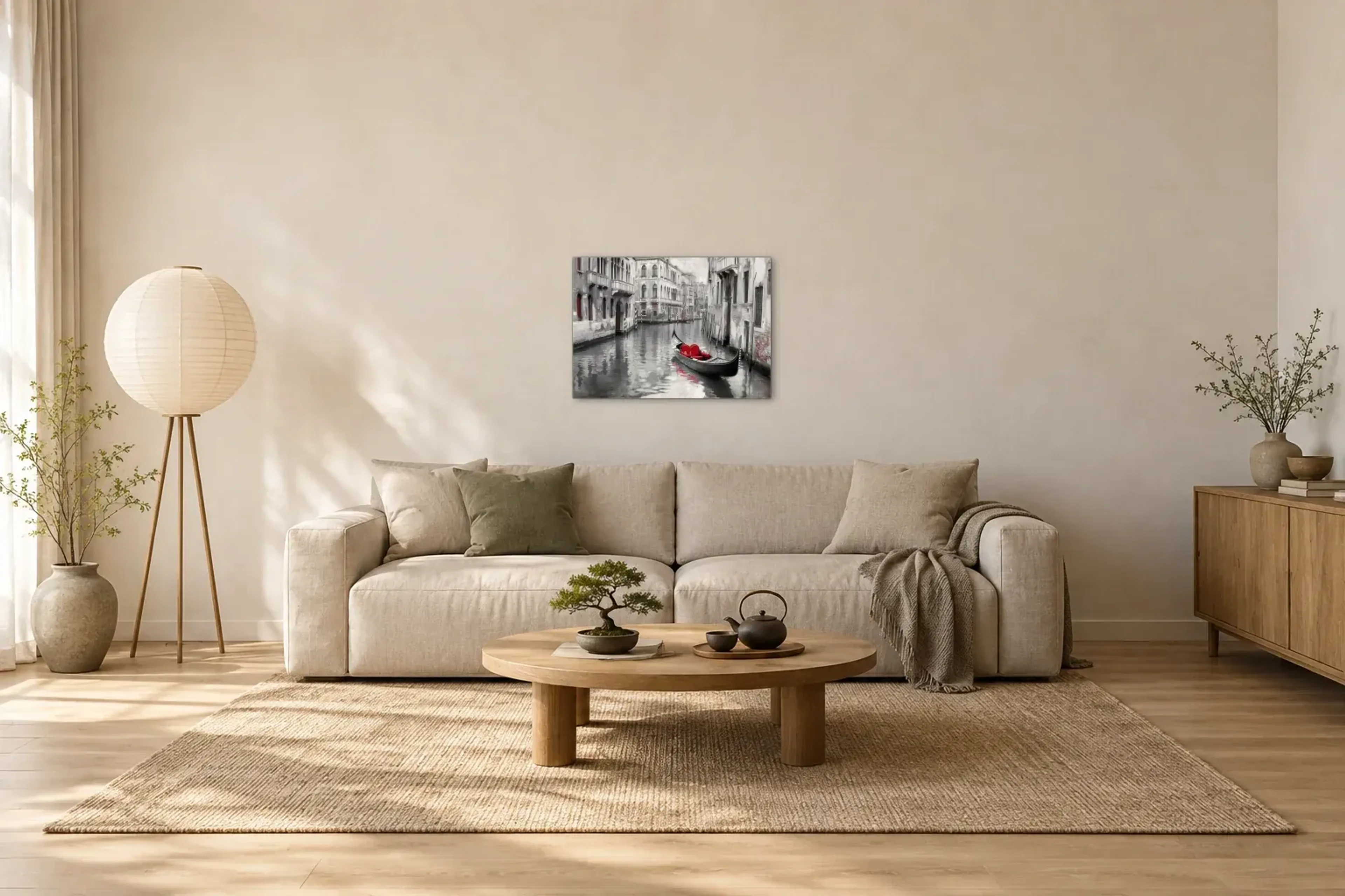 Gondel mit roten Sitzen als Wandbild über einem 220-cm-Sofa