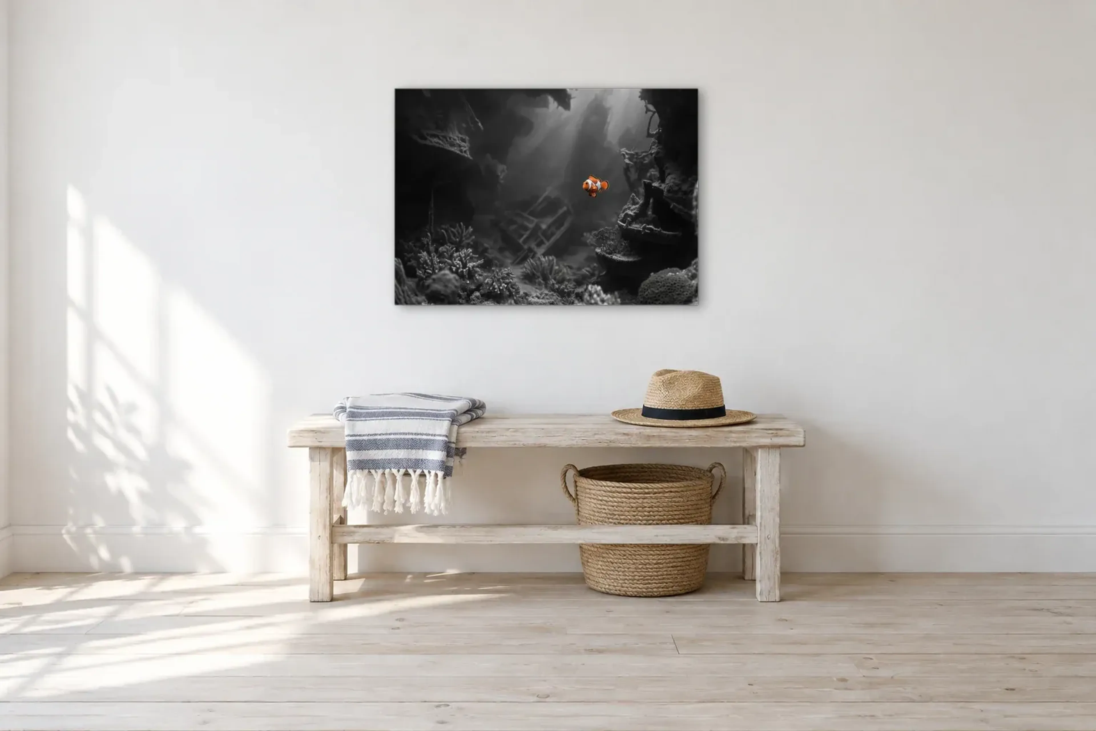 Clownfisch im Licht als Wandbild über einer 100-cm-Bank