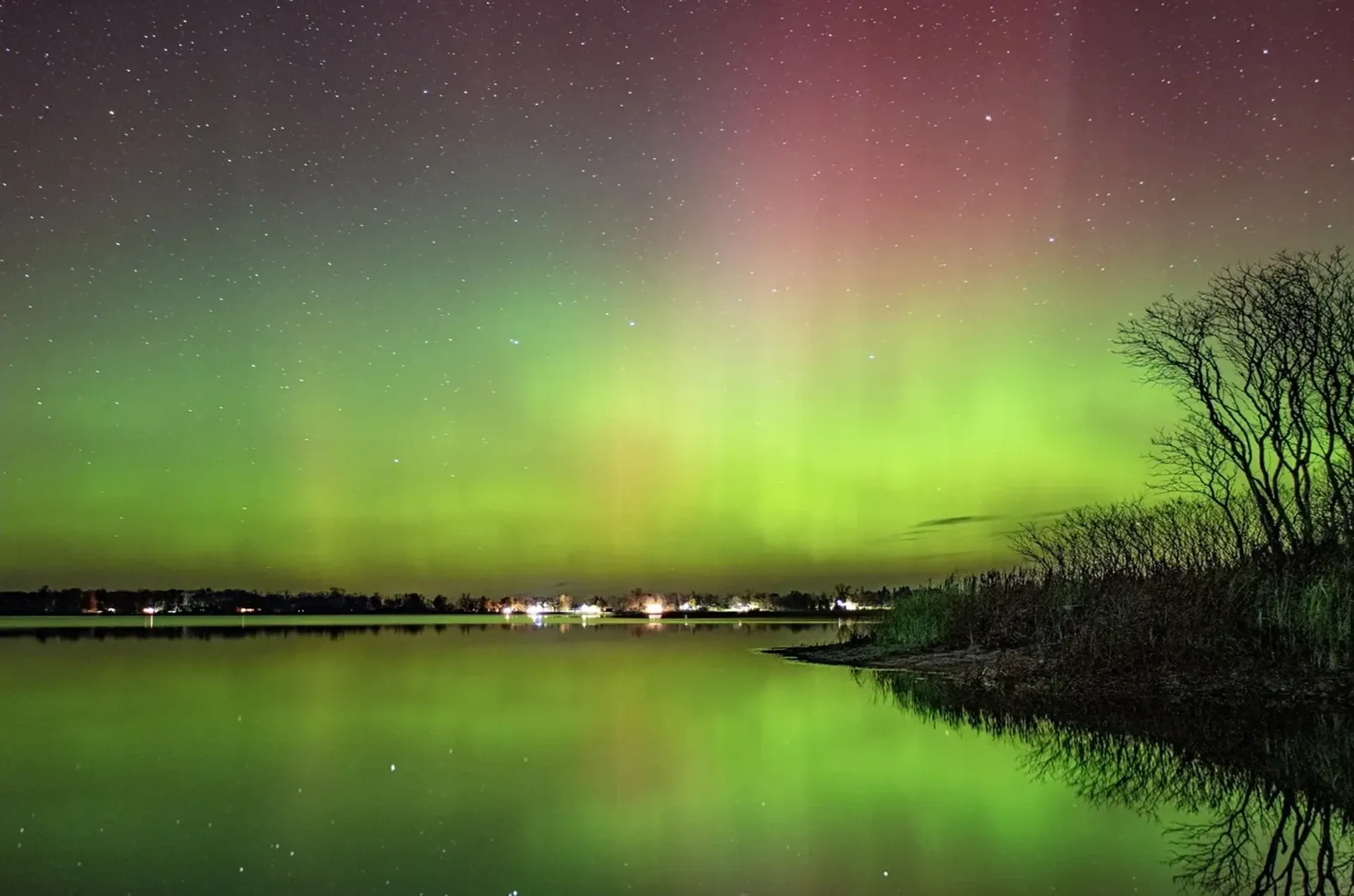 Polarlichter über dem See – Motiv als Wandbild auf Holz