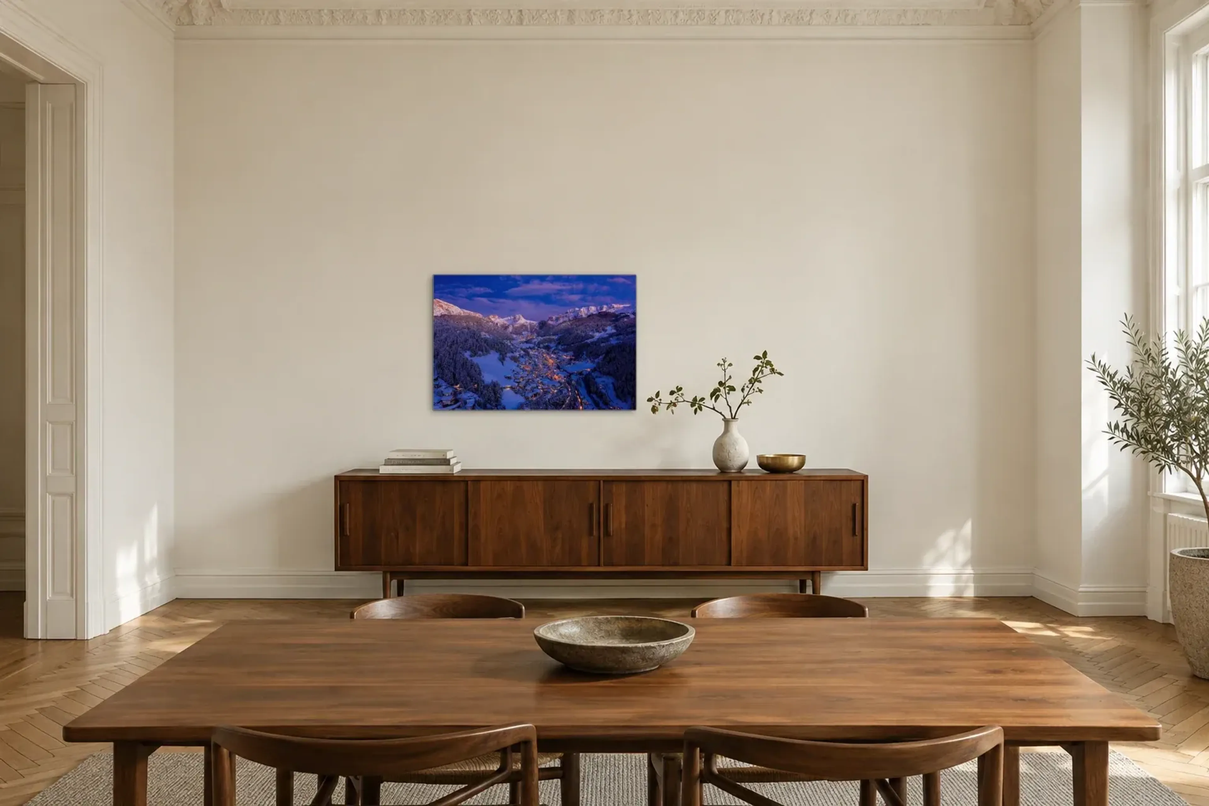 Dorf bei Nacht als Wandbild über einem 200-cm-Sideboard