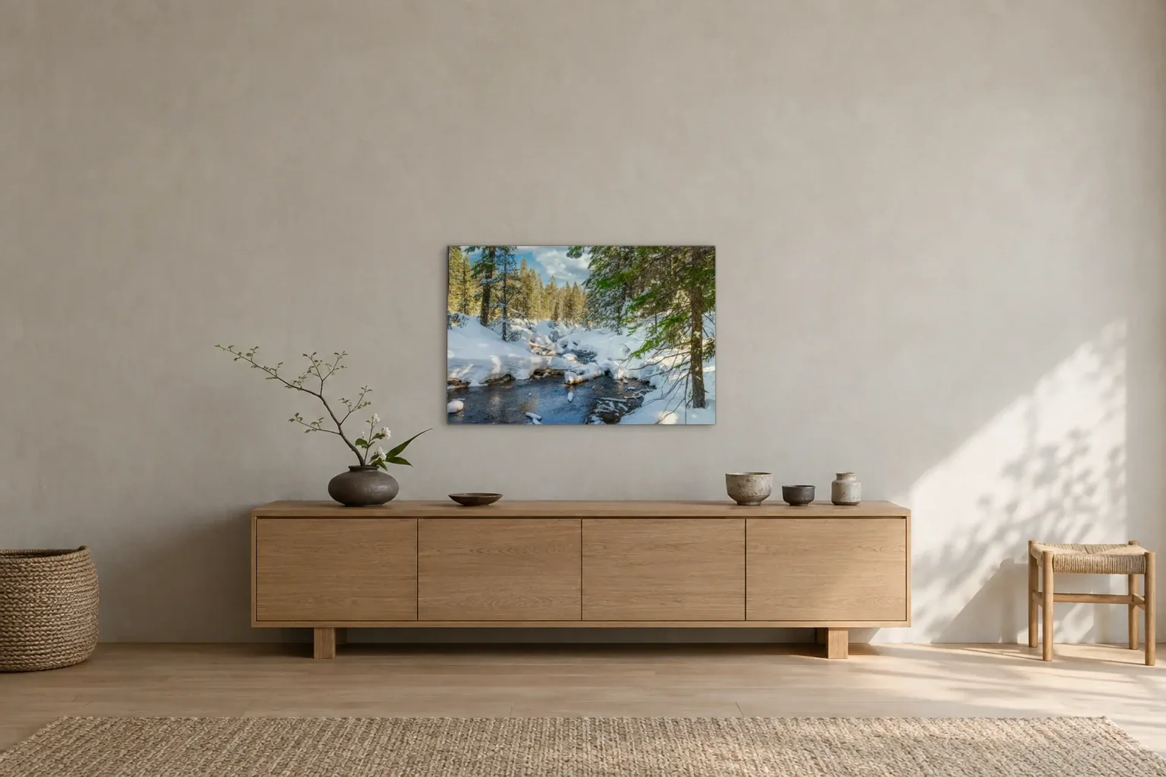 Bach im Winterwald als Wandbild über einem 180-cm-Sideboard
