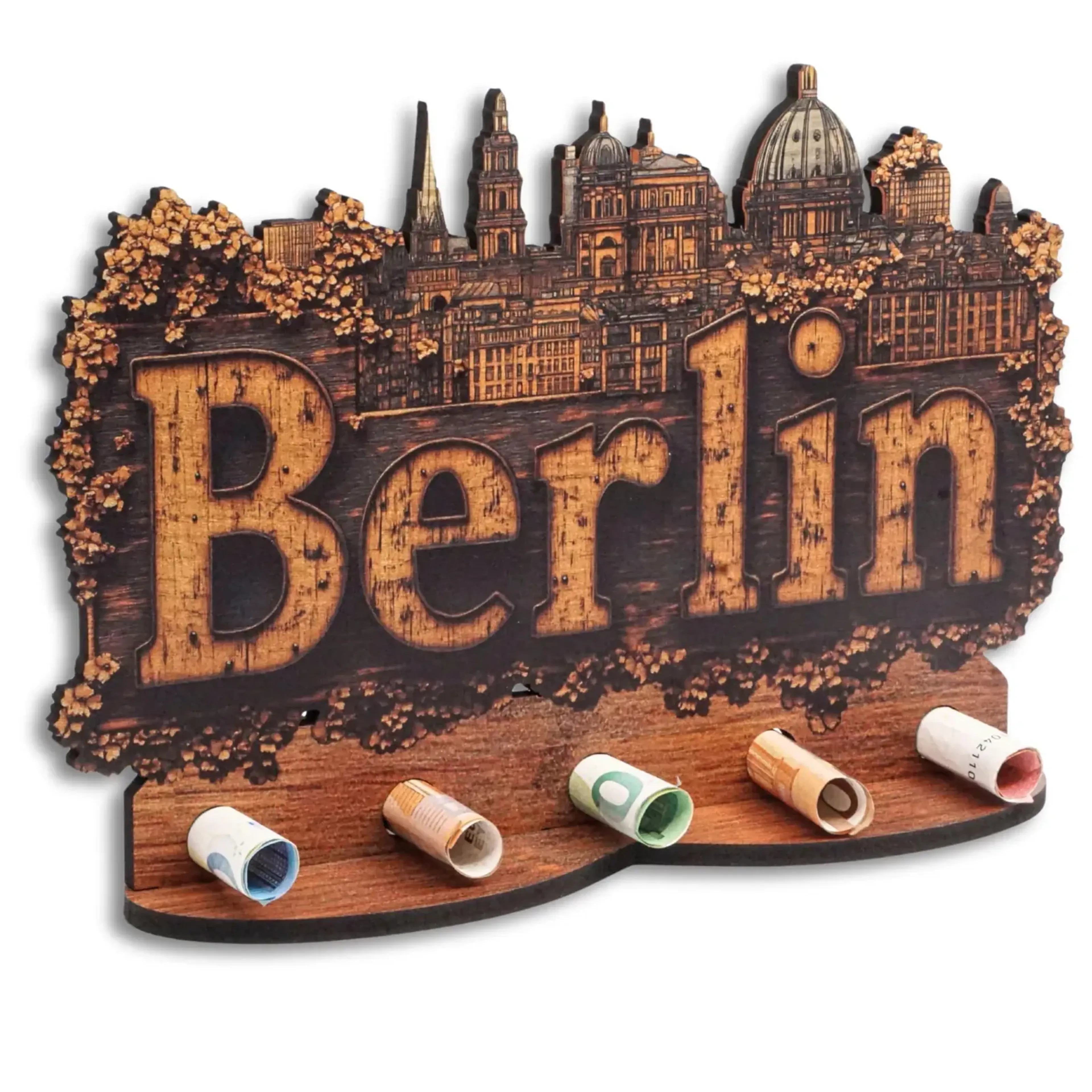 Schriftzug Berlin mit Stadtsilhouette und Blattwerk in Holzoptik, davor fünf gerollte Geldscheine.