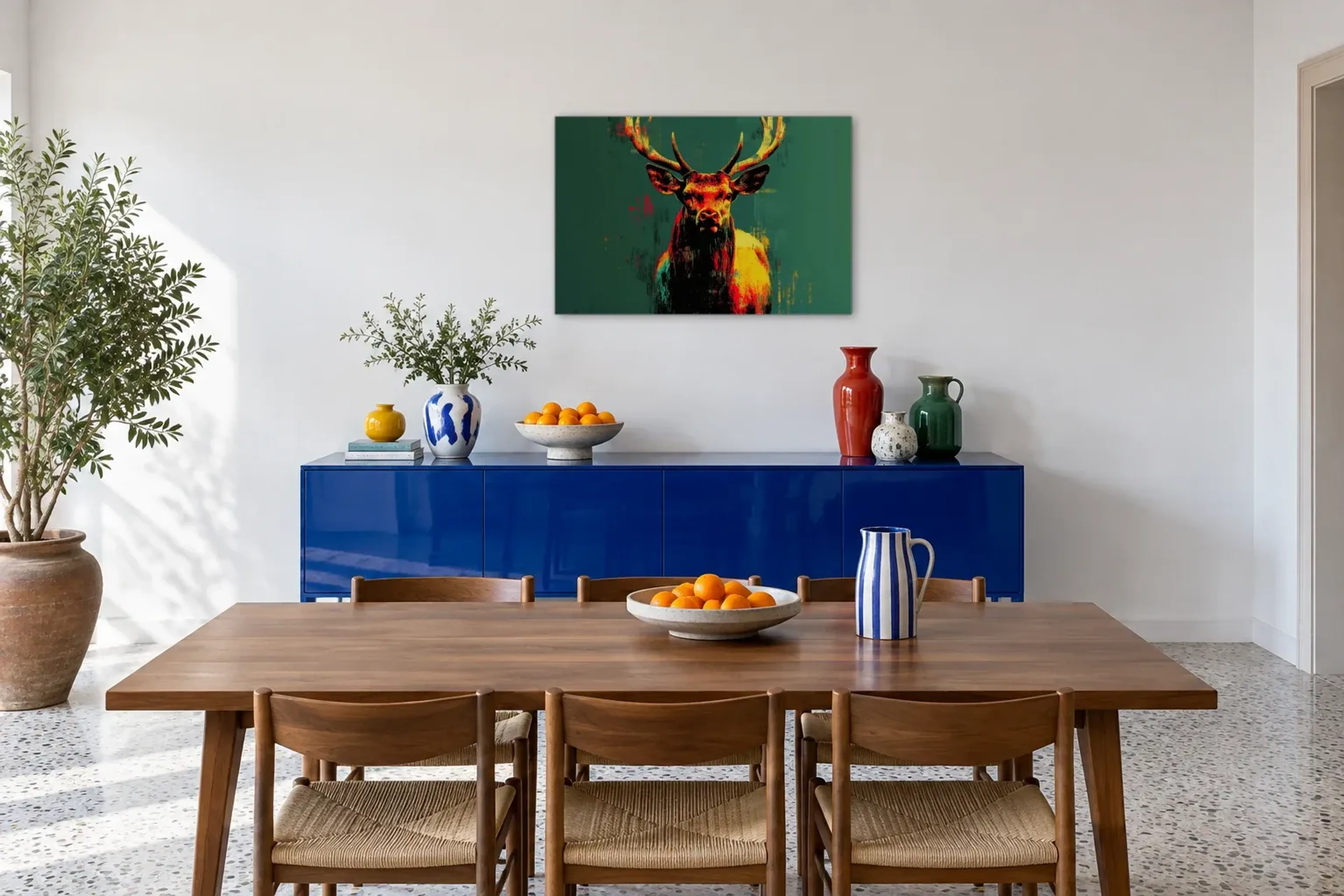 Hirsch vor Dunkelgrün als Wandbild über einem 180-cm-Sideboard