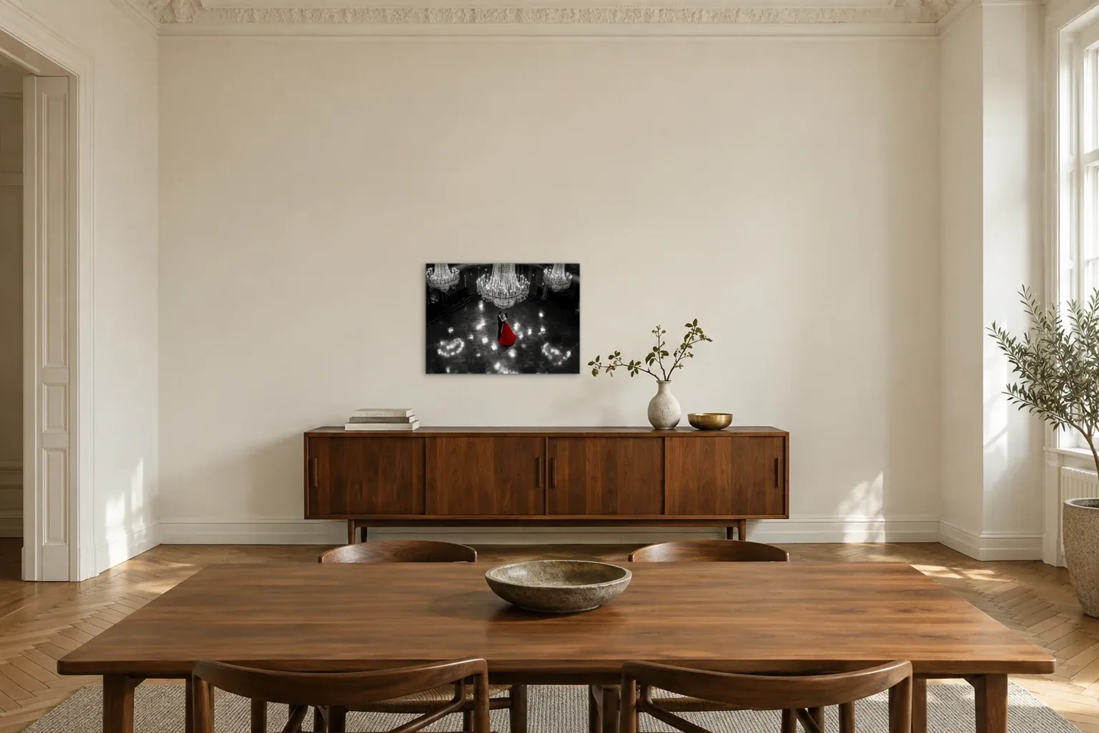 Tanz unter Kronleuchtern als Wandbild über einem 200-cm-Sideboard