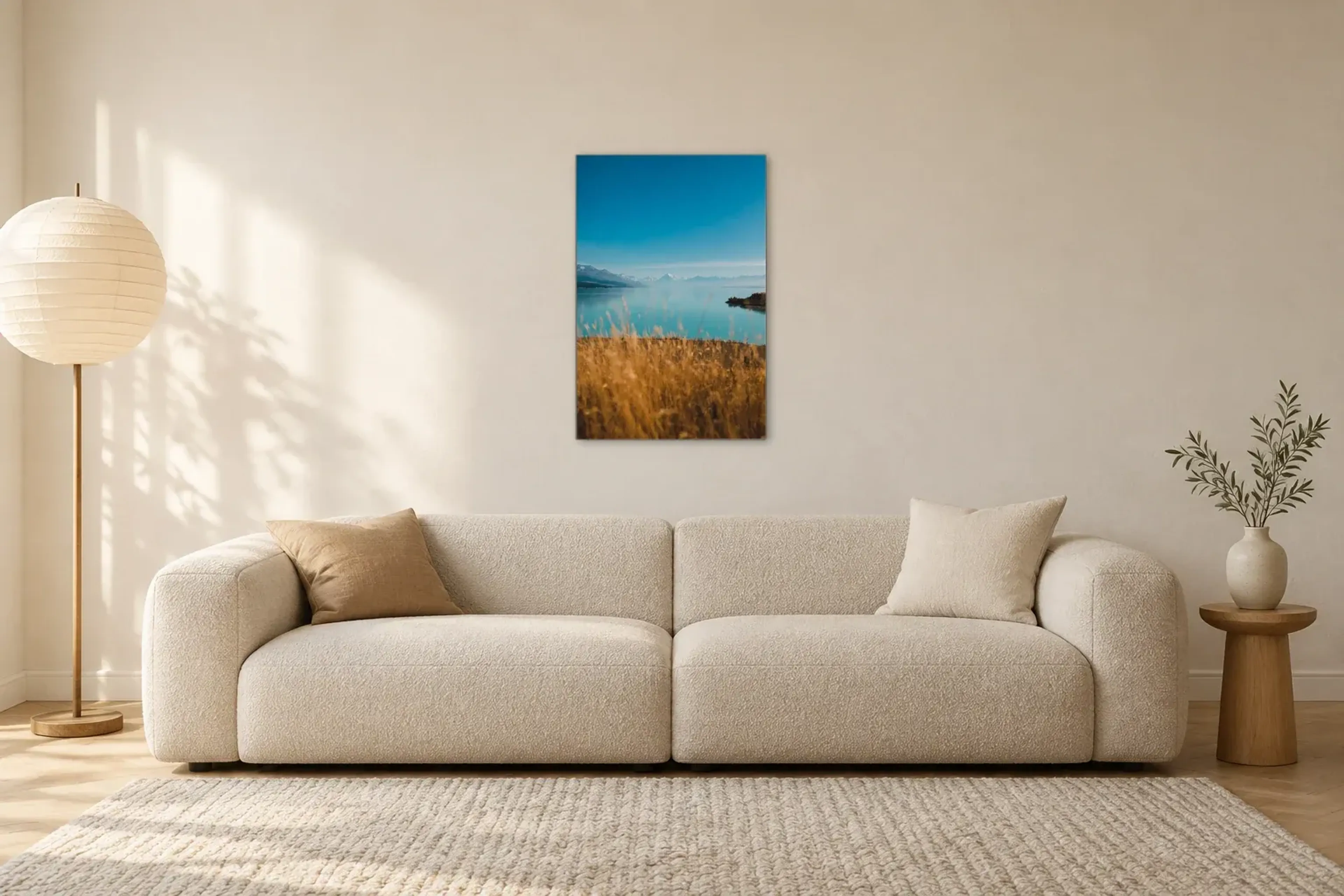 Weitblick, Wasser als Wandbild über einem 230-cm-Sofa