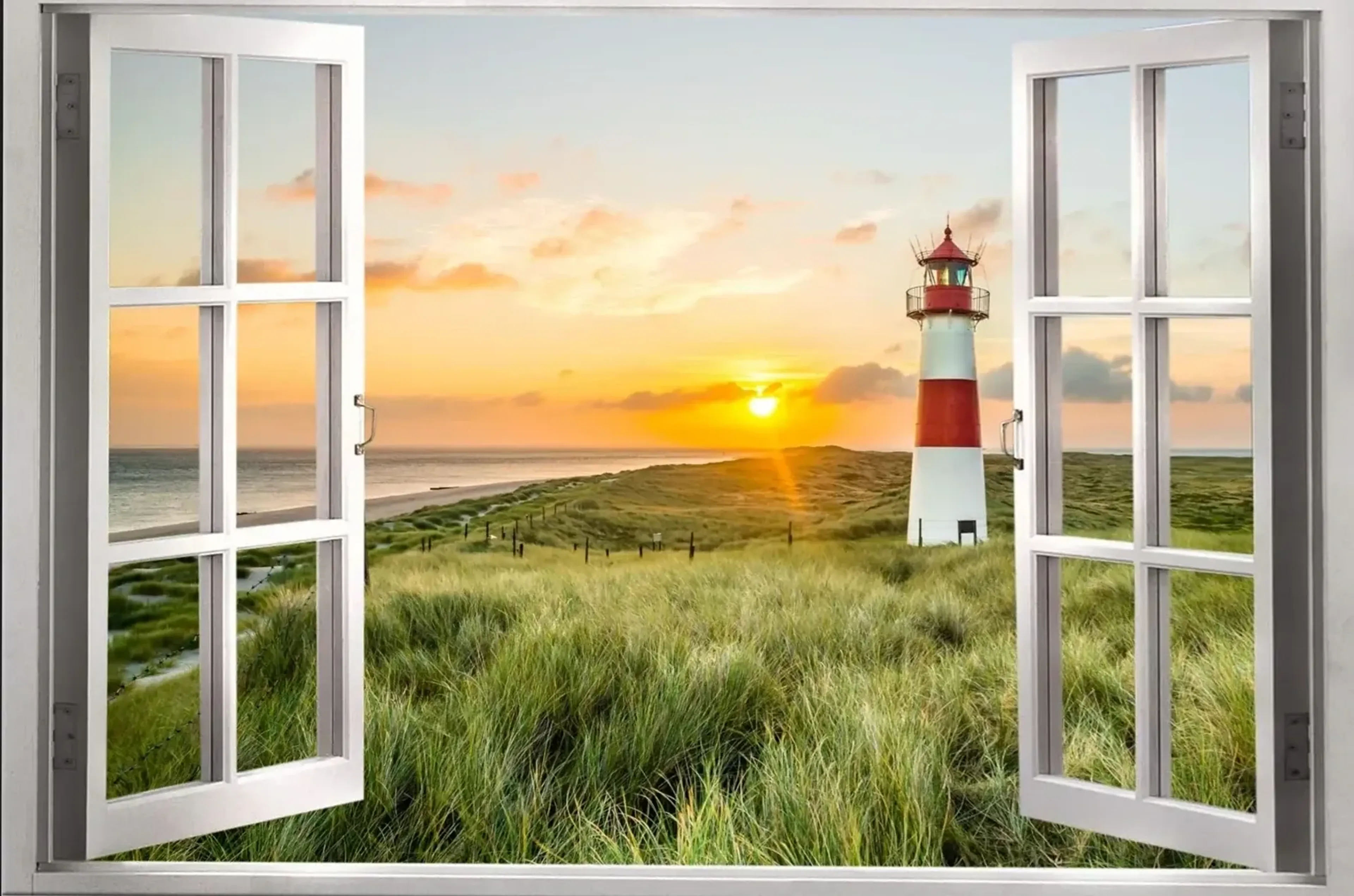 Offene weiße Fensterflügel rahmen einen rot-weißen Leuchtturm in grünen Dünen am Meer bei tief stehender Sonne.