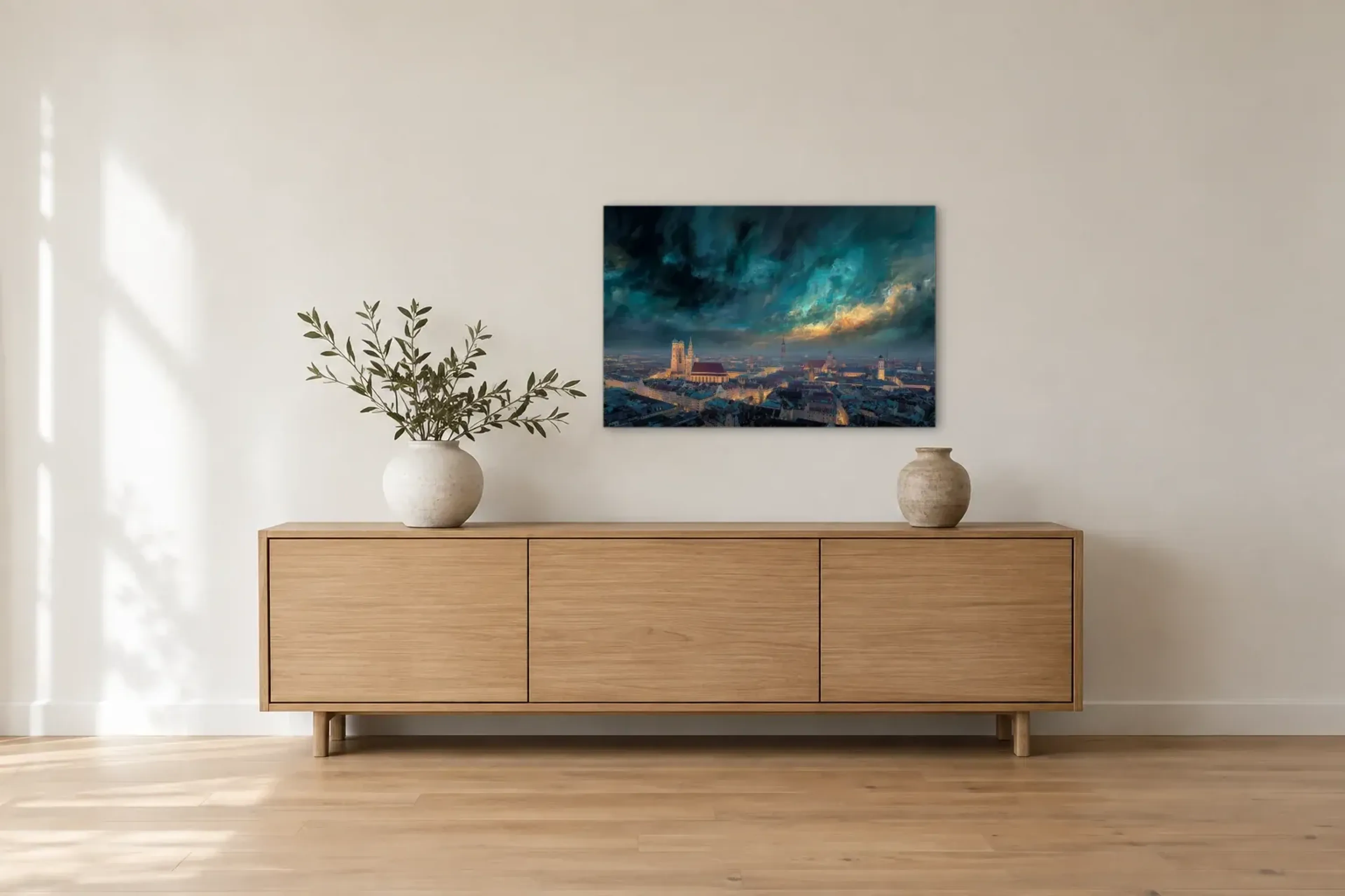 München im Wolkenlicht als Wandbild über einem 180-cm-Sideboard