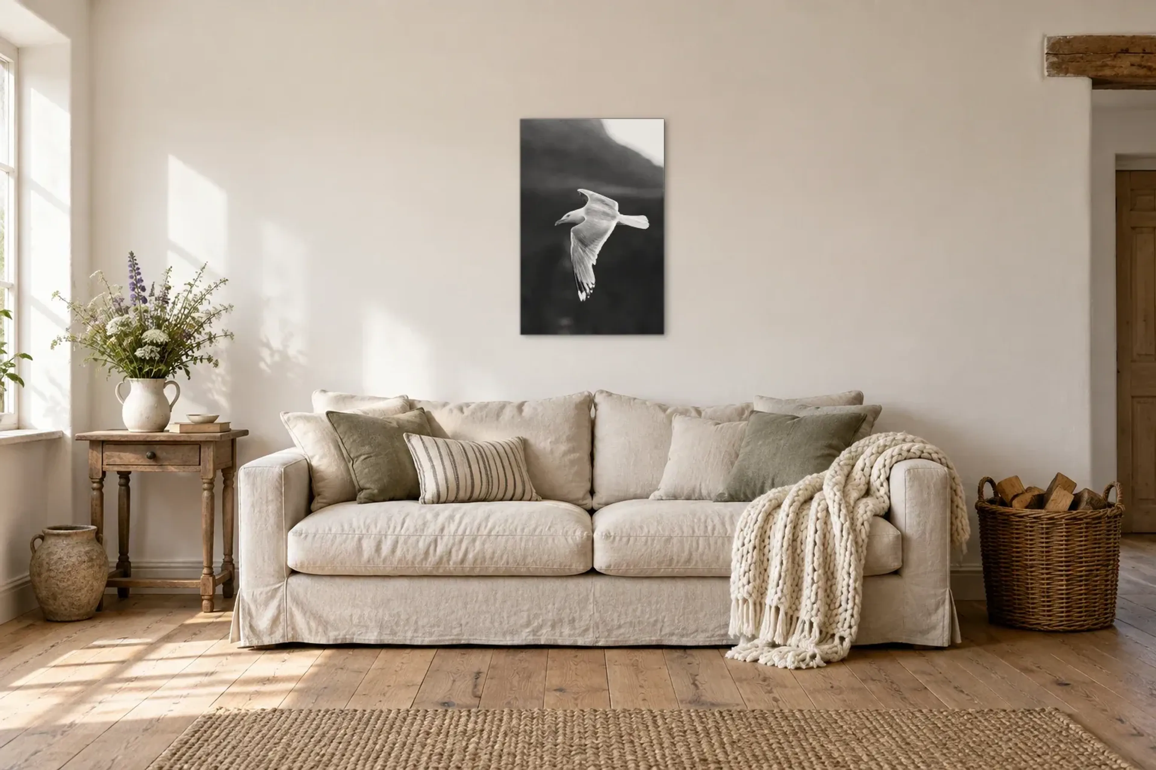 Möwe in Schwarz-Weiß als Wandbild über einem 220-cm-Sofa