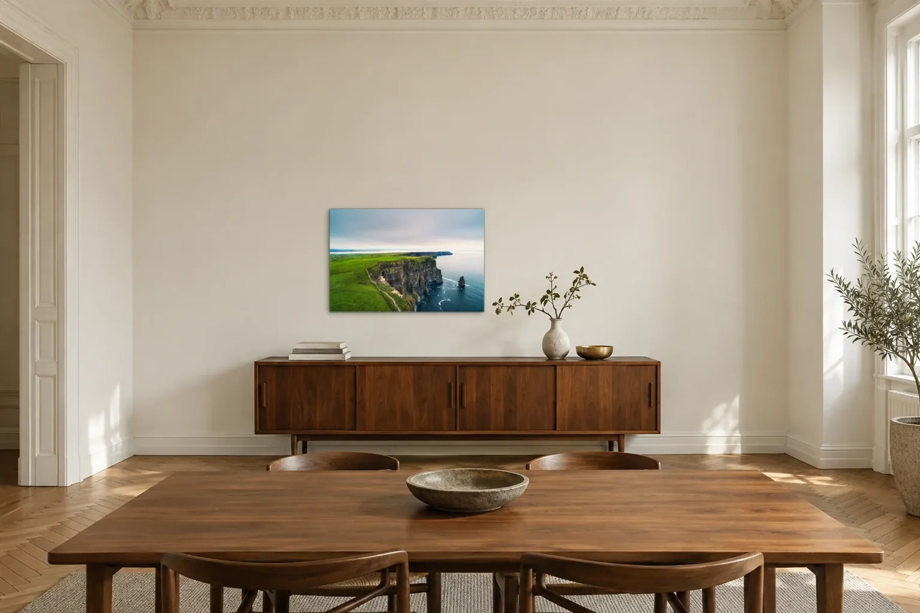 Grüne Klippen als Wandbild über einem 200-cm-Sideboard