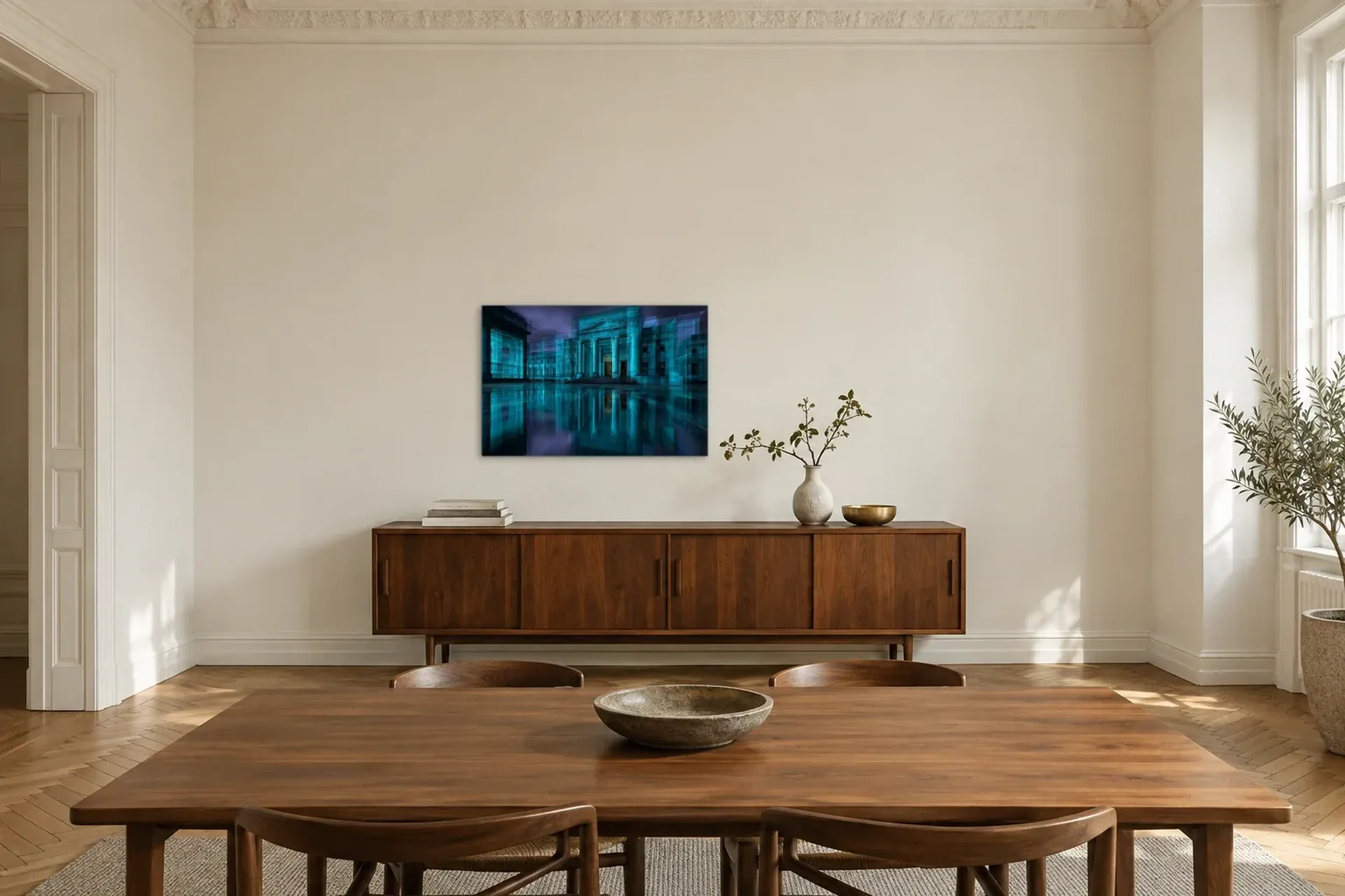 Säulen im blauen Licht als Wandbild über einem 200-cm-Sideboard
