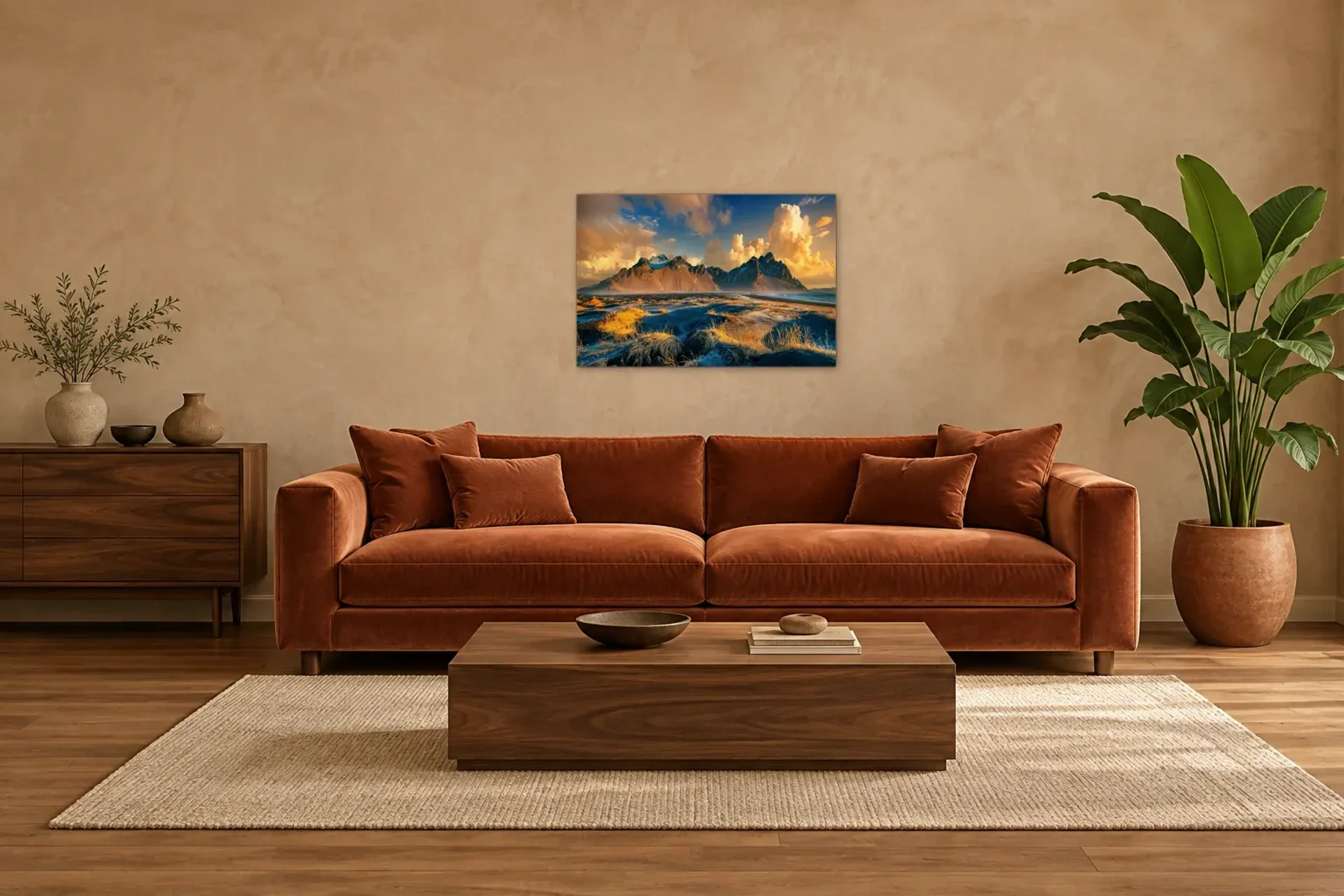 Berge im Küstenlicht als Wandbild über einem 220-cm-Sofa