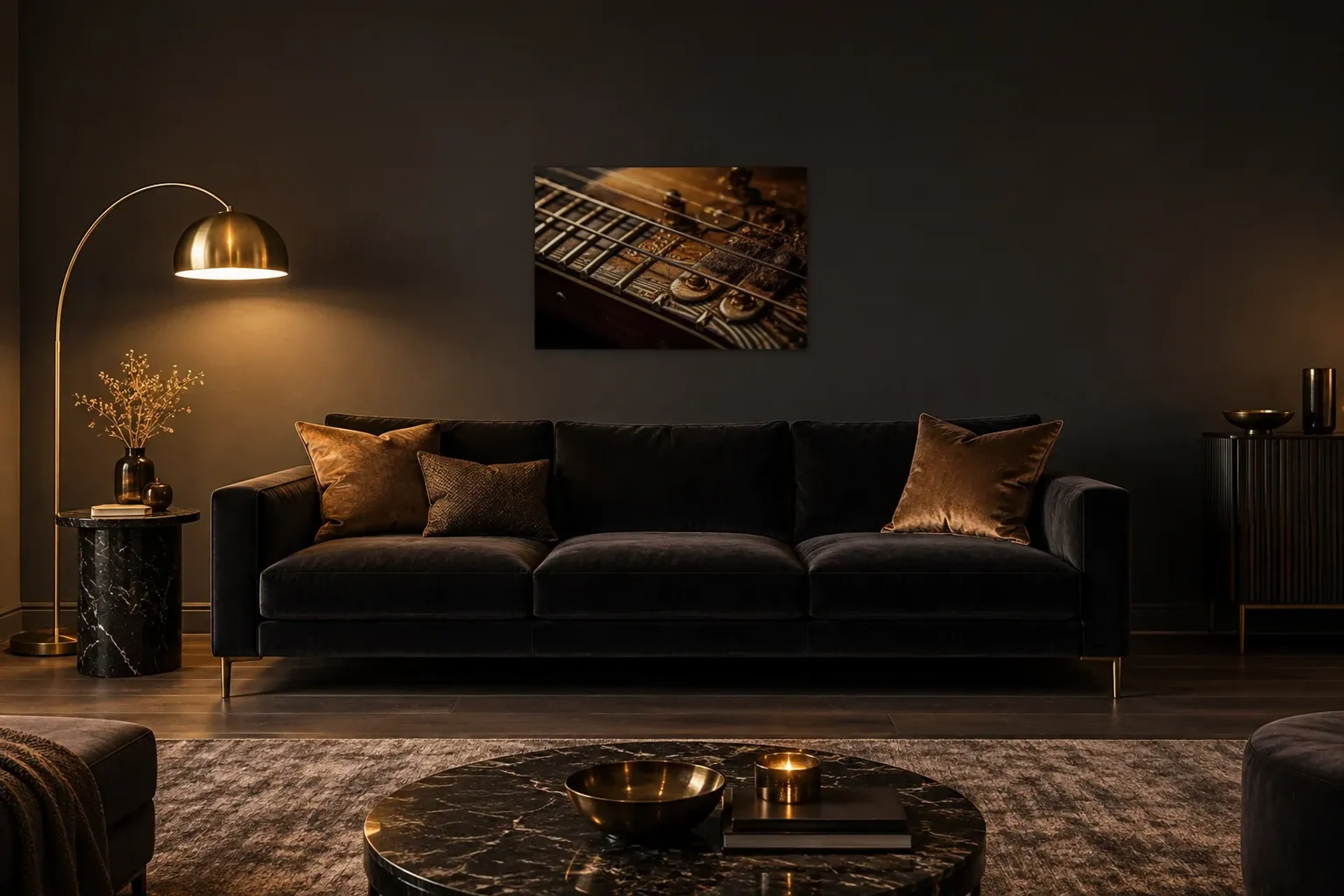 Gitarrensaiten im Detail als Wandbild über einem 220-cm-Sofa