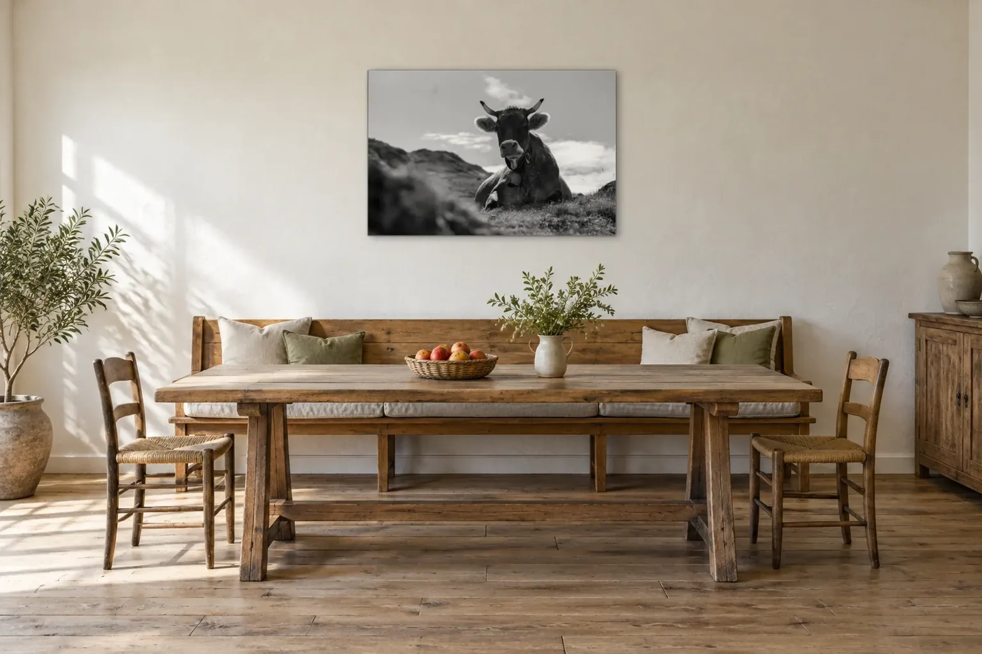 Kuh auf Berghang als Wandbild über einer 200-cm-Sitzbank