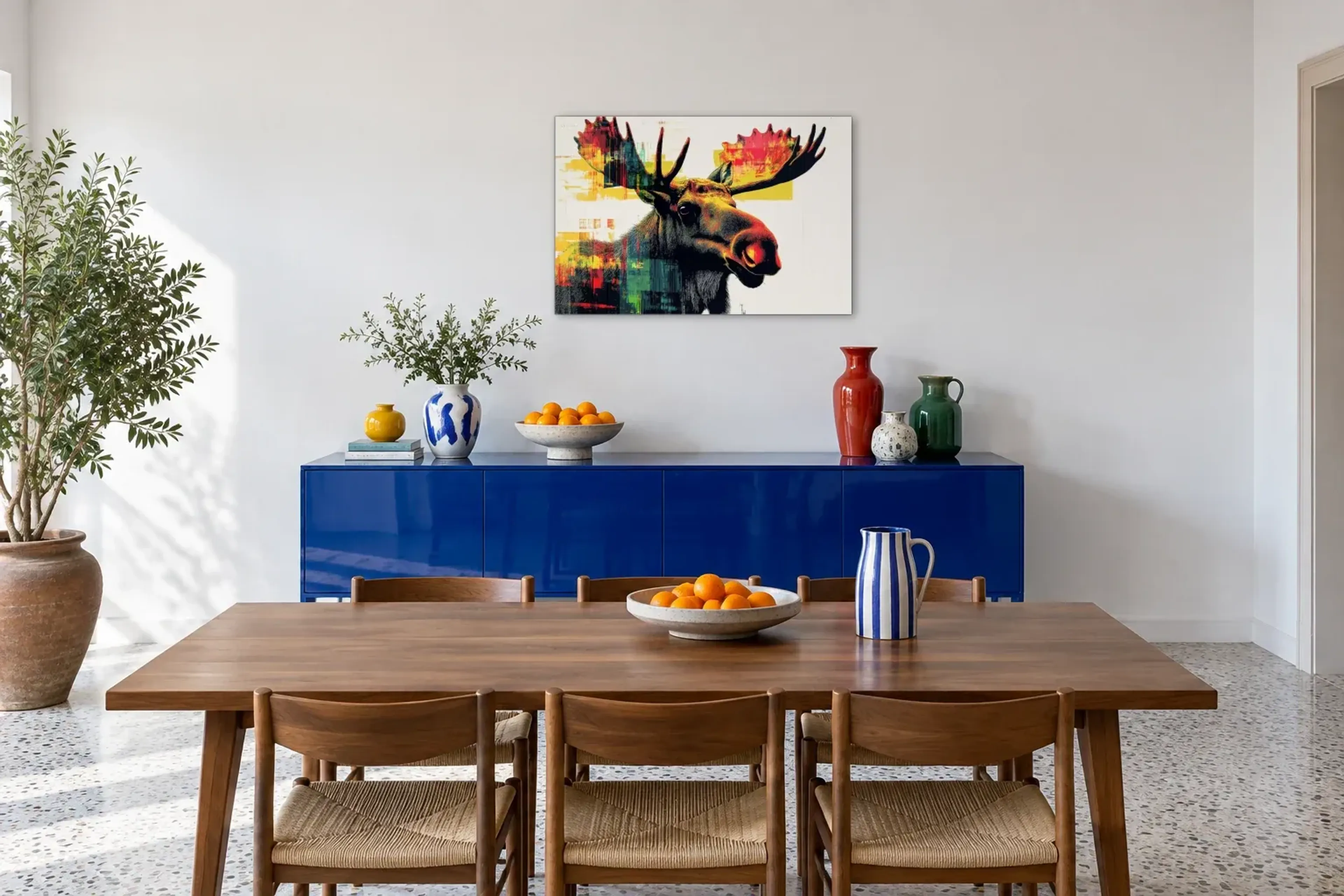 Elch auf hellem Grund als Wandbild über einem 180-cm-Sideboard