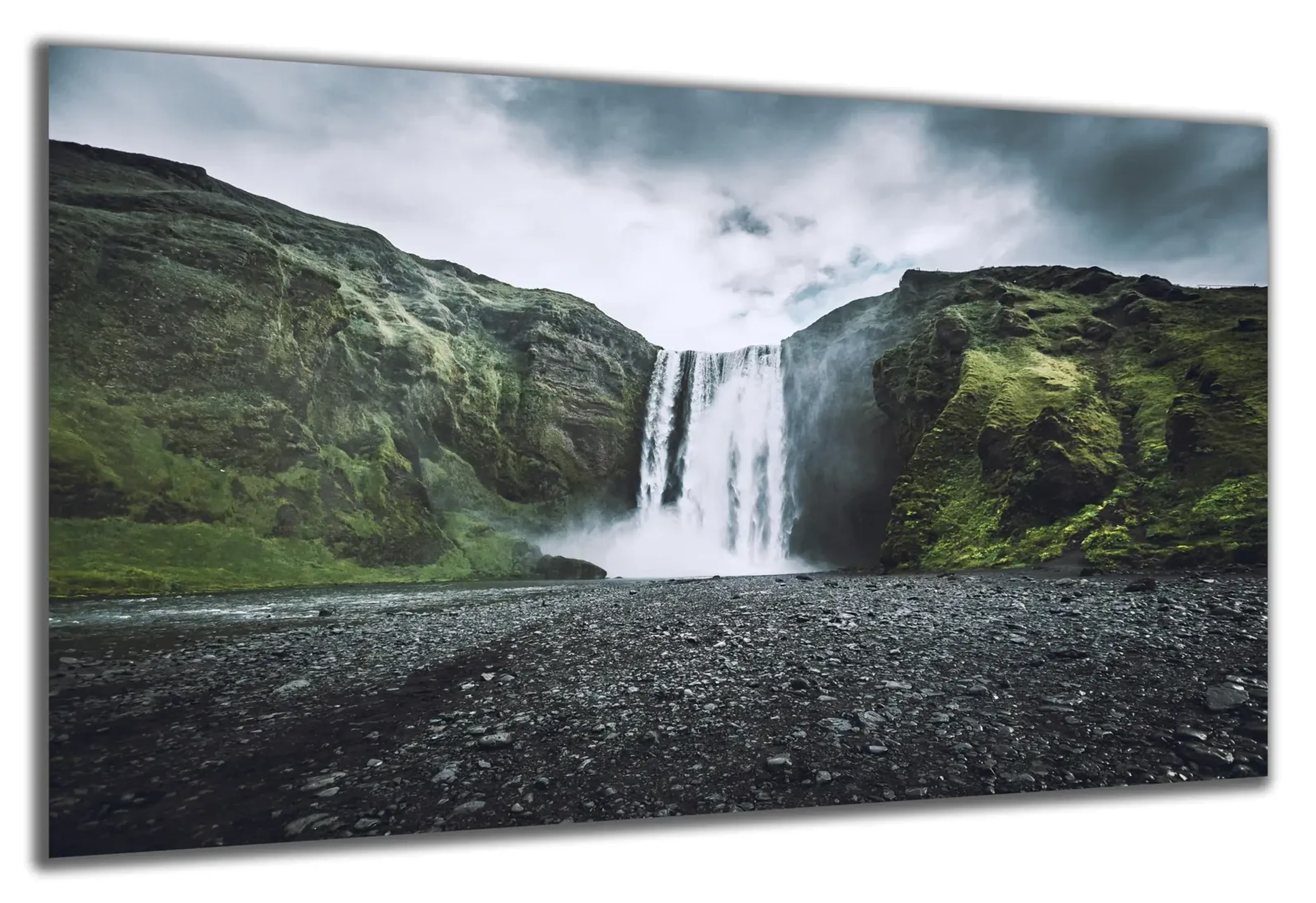 Wasserfall zwischen grünen Felsen – Ansicht 5