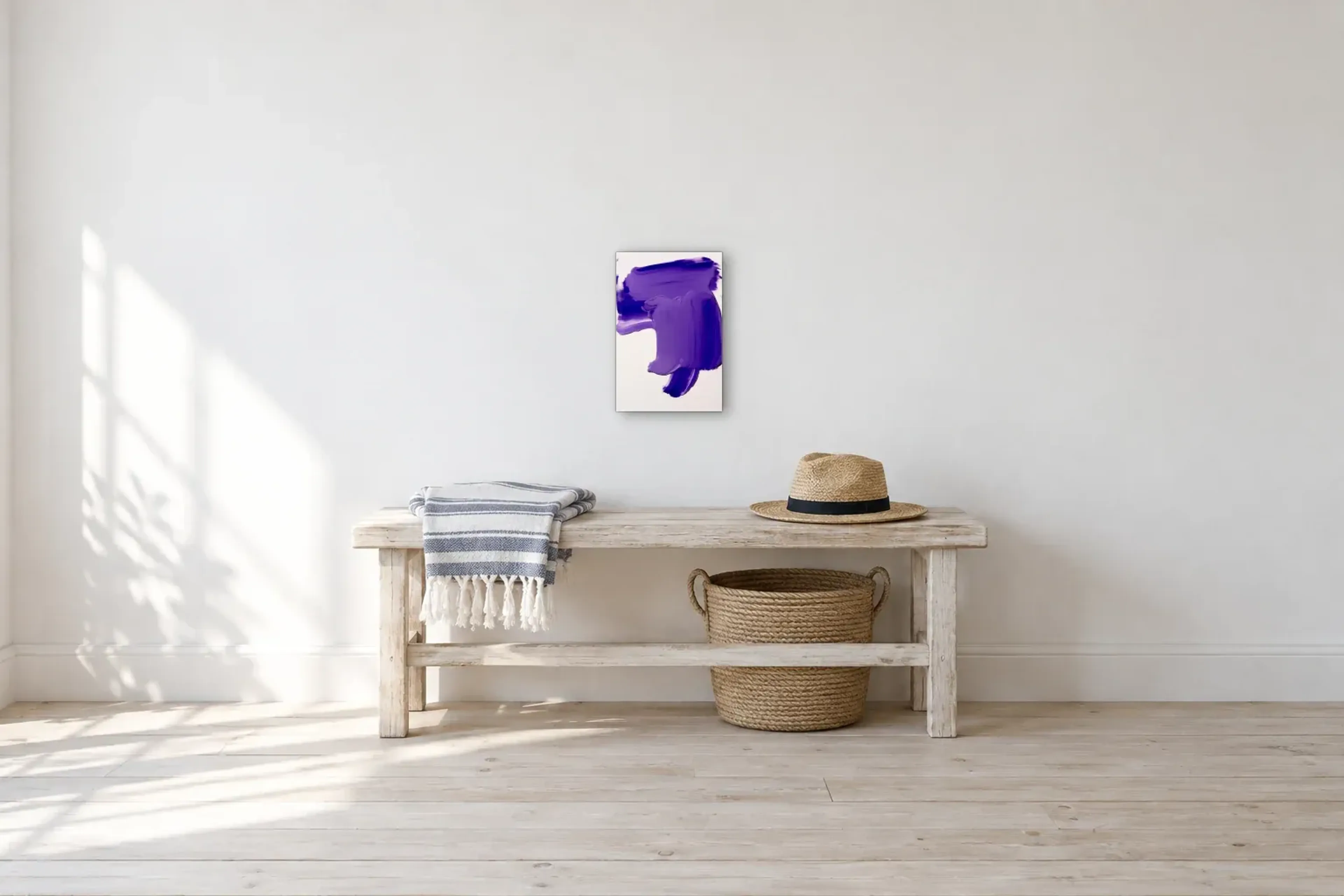 Violette Farbspuren als Wandbild über einer 100-cm-Bank