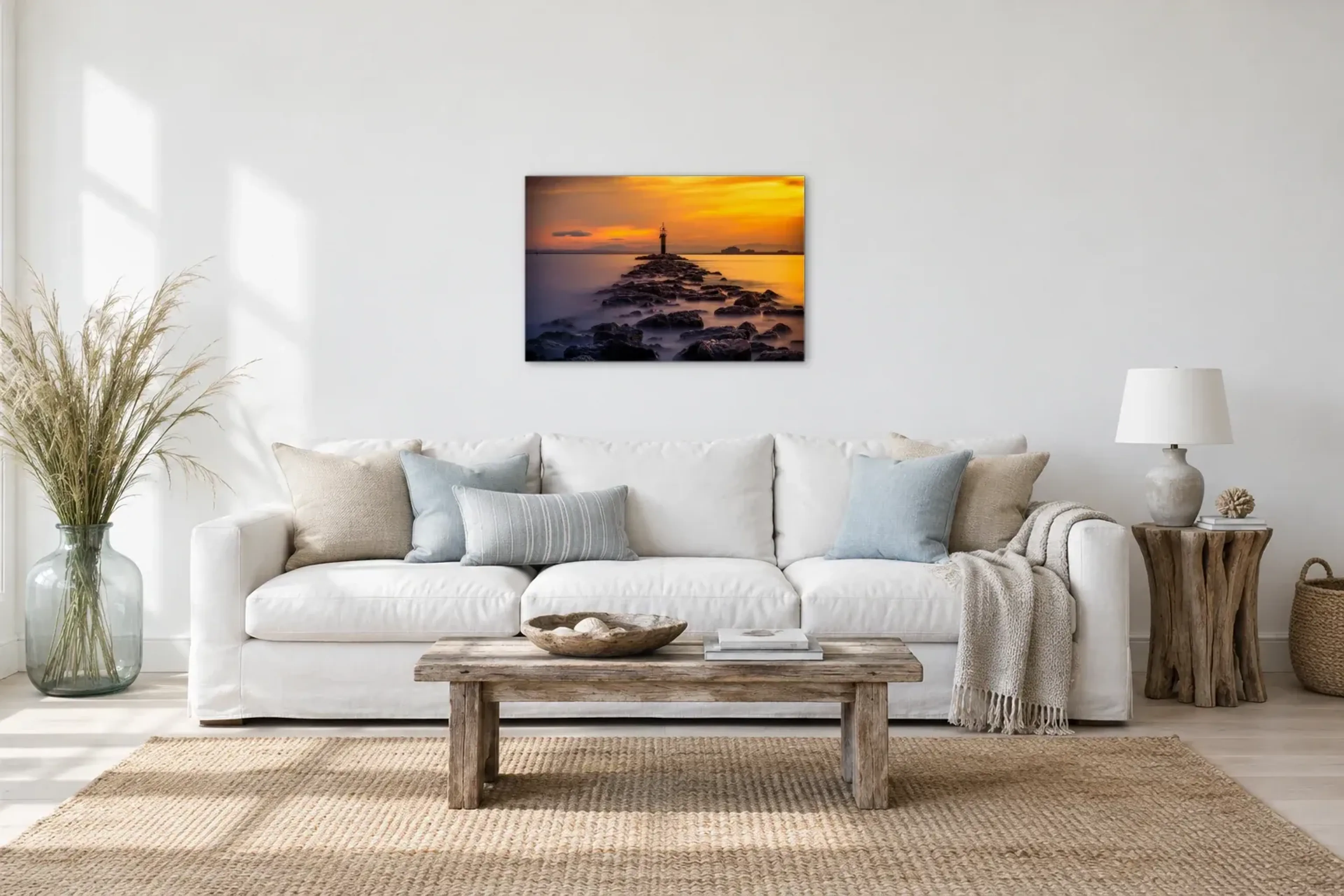 Leuchtfeuer auf der Mole als Wandbild über einem 220-cm-Sofa