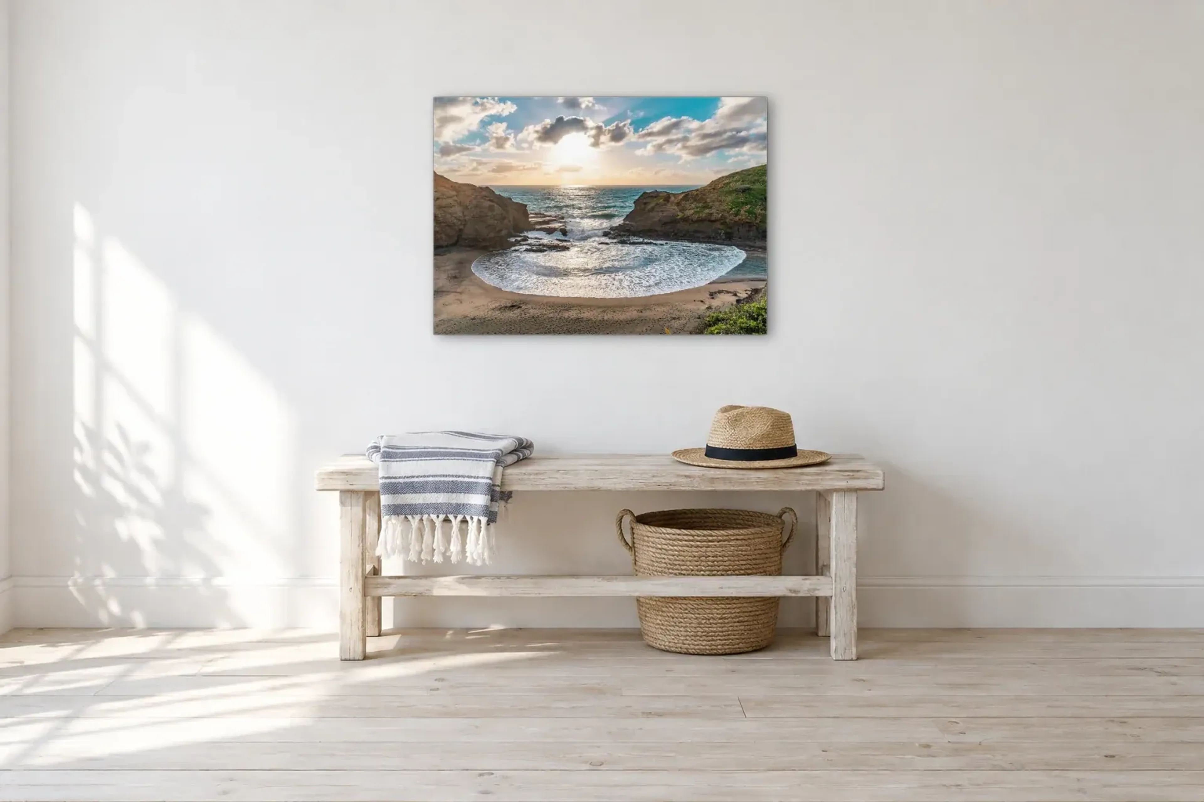 Bucht im Sonnenlicht als Wandbild über einer 100-cm-Bank