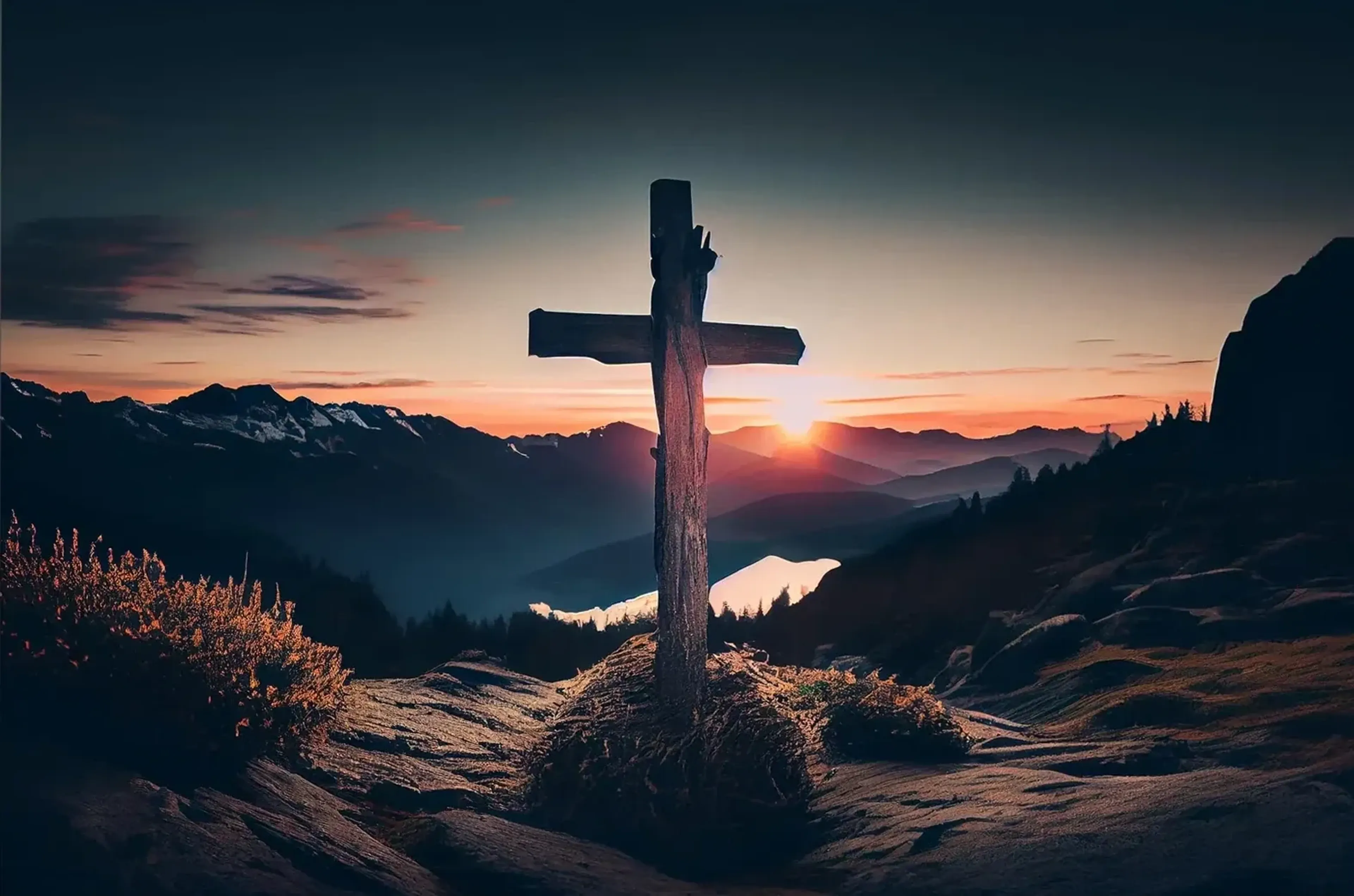 Gipfelkreuz im Abendlicht – Motiv als Wandbild auf Holz