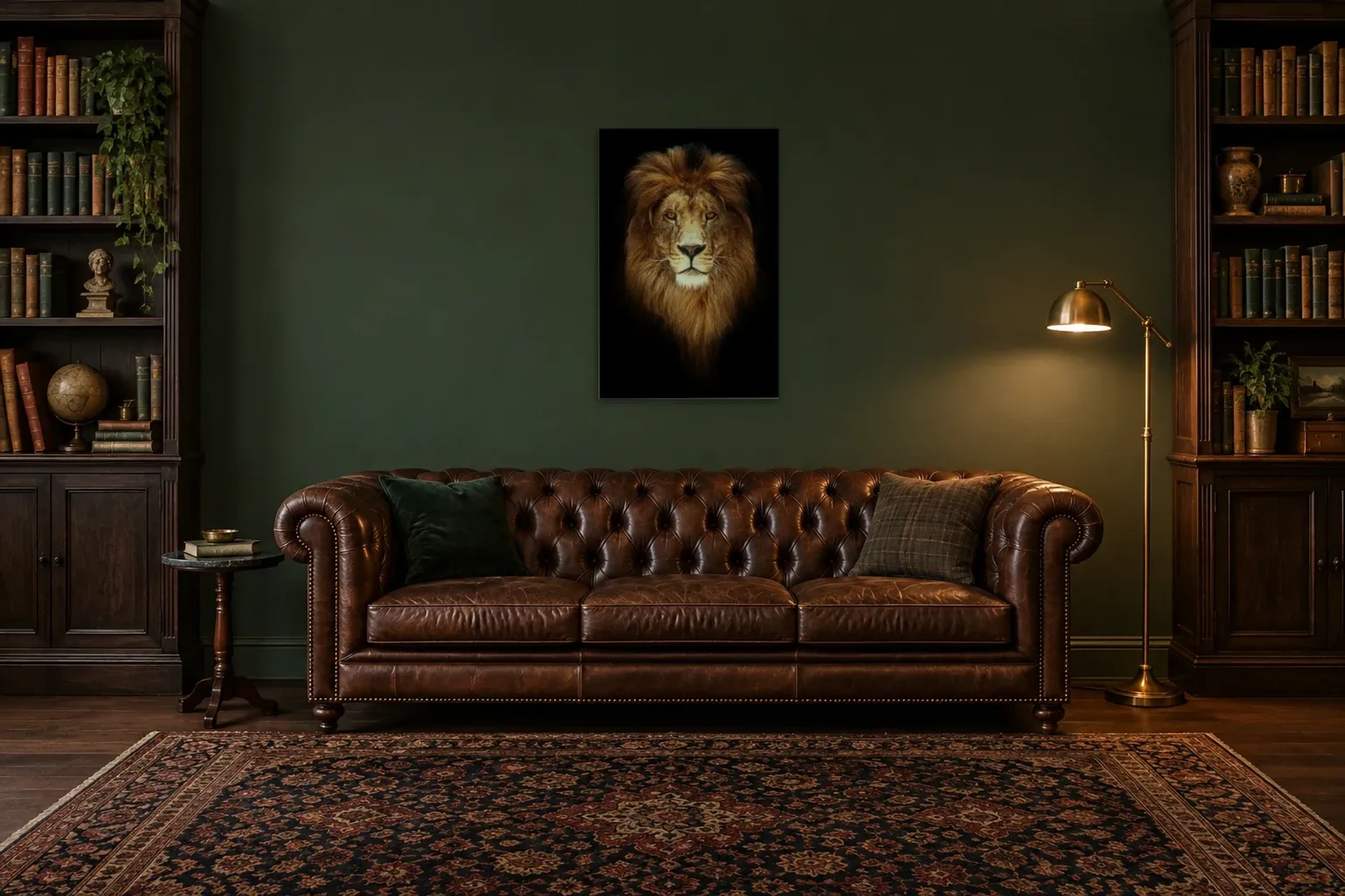 Löwenkopf vor Schwarz als Wandbild über einem 200-cm-Chesterfield-Sofa