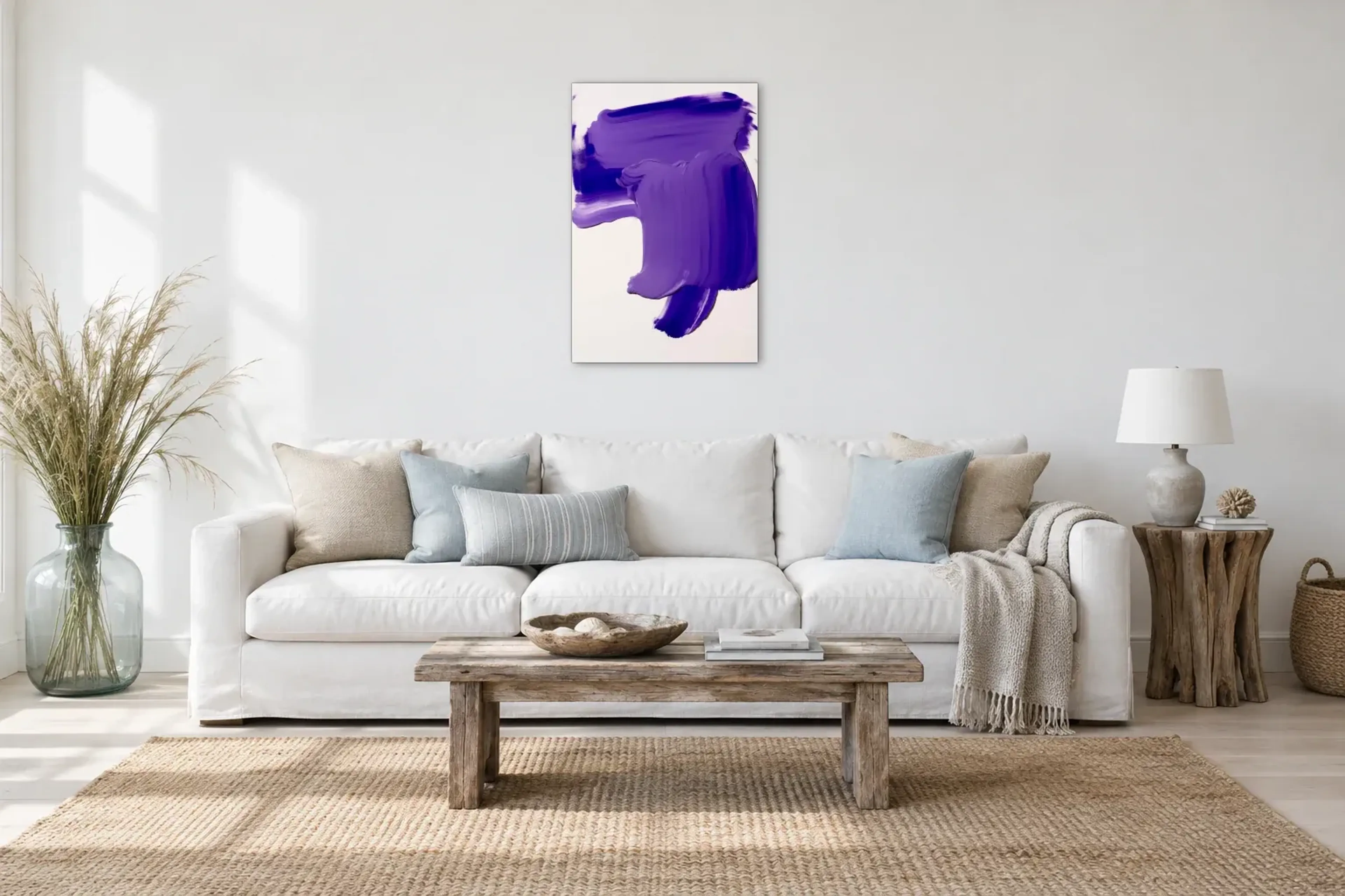 Violette Farbspuren als Wandbild über einem 220-cm-Sofa