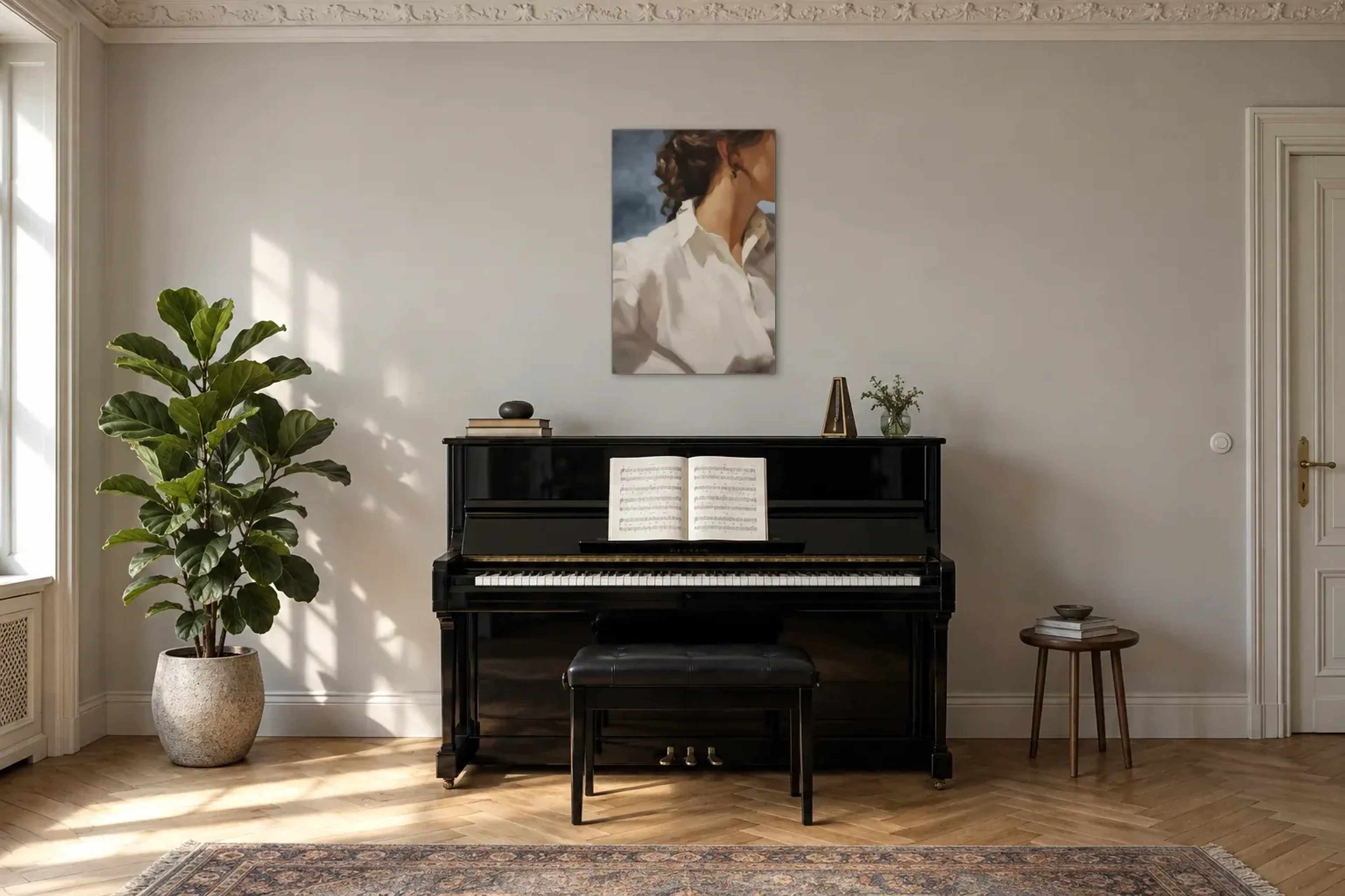 Frau in weißer Bluse als Wandbild über einem 150-cm-Klavier