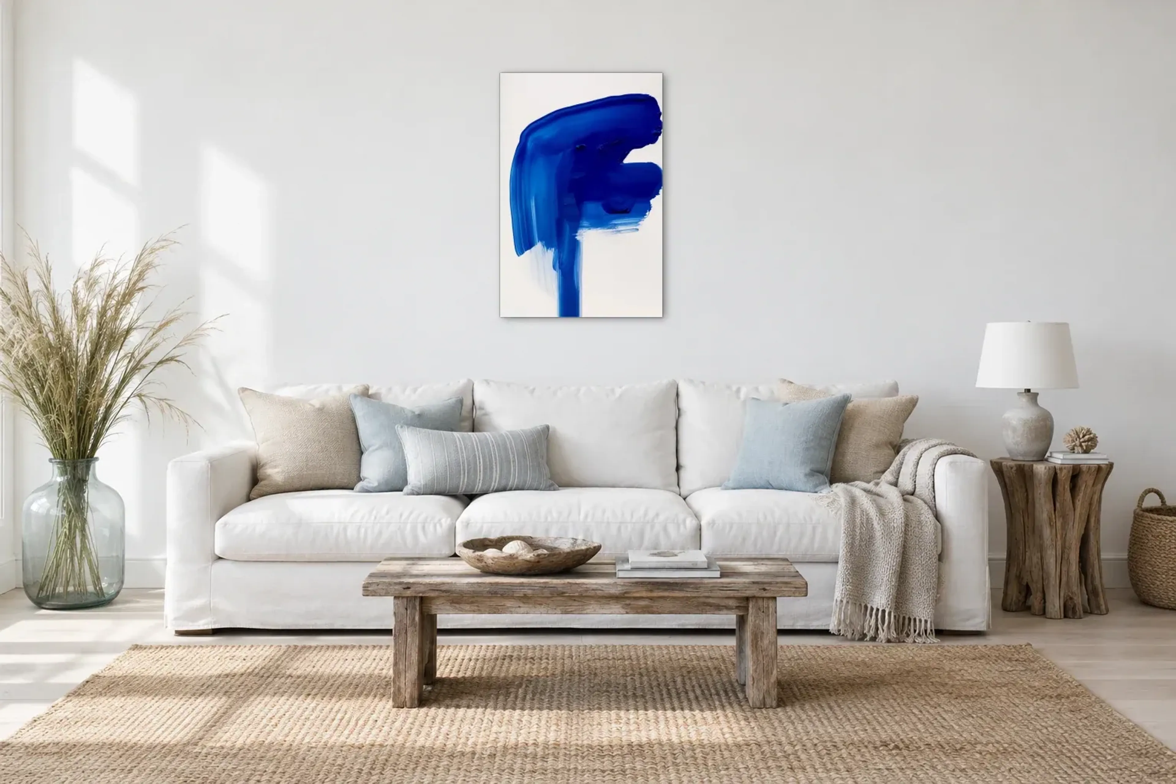 Blauer Farbschwung als Wandbild über einem 220-cm-Sofa