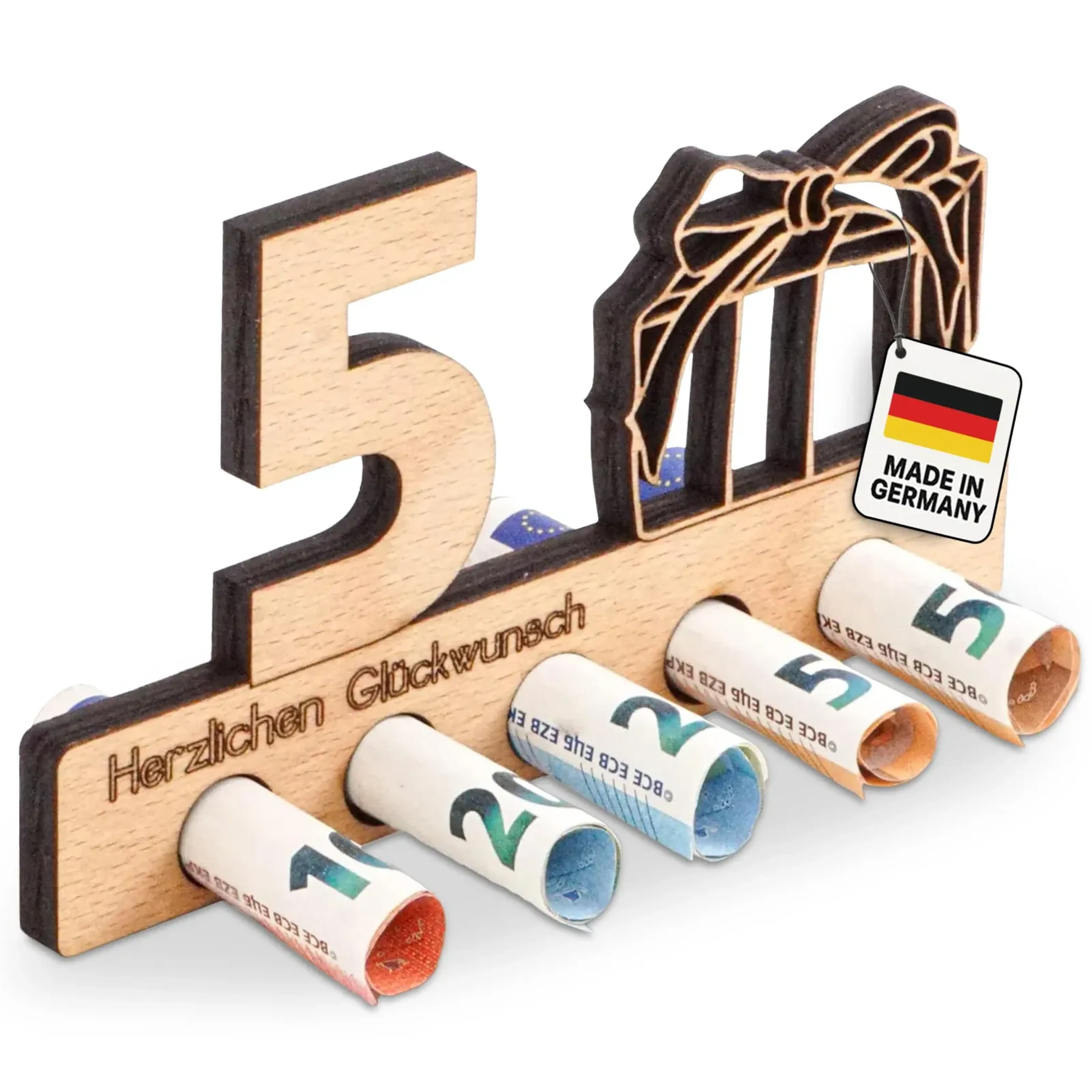 Heller Holzhalter mit Beispielzahl 5, Geschenkpaket mit Schleife, Glückwunschschriftzug und fünf Geldscheinrollen.