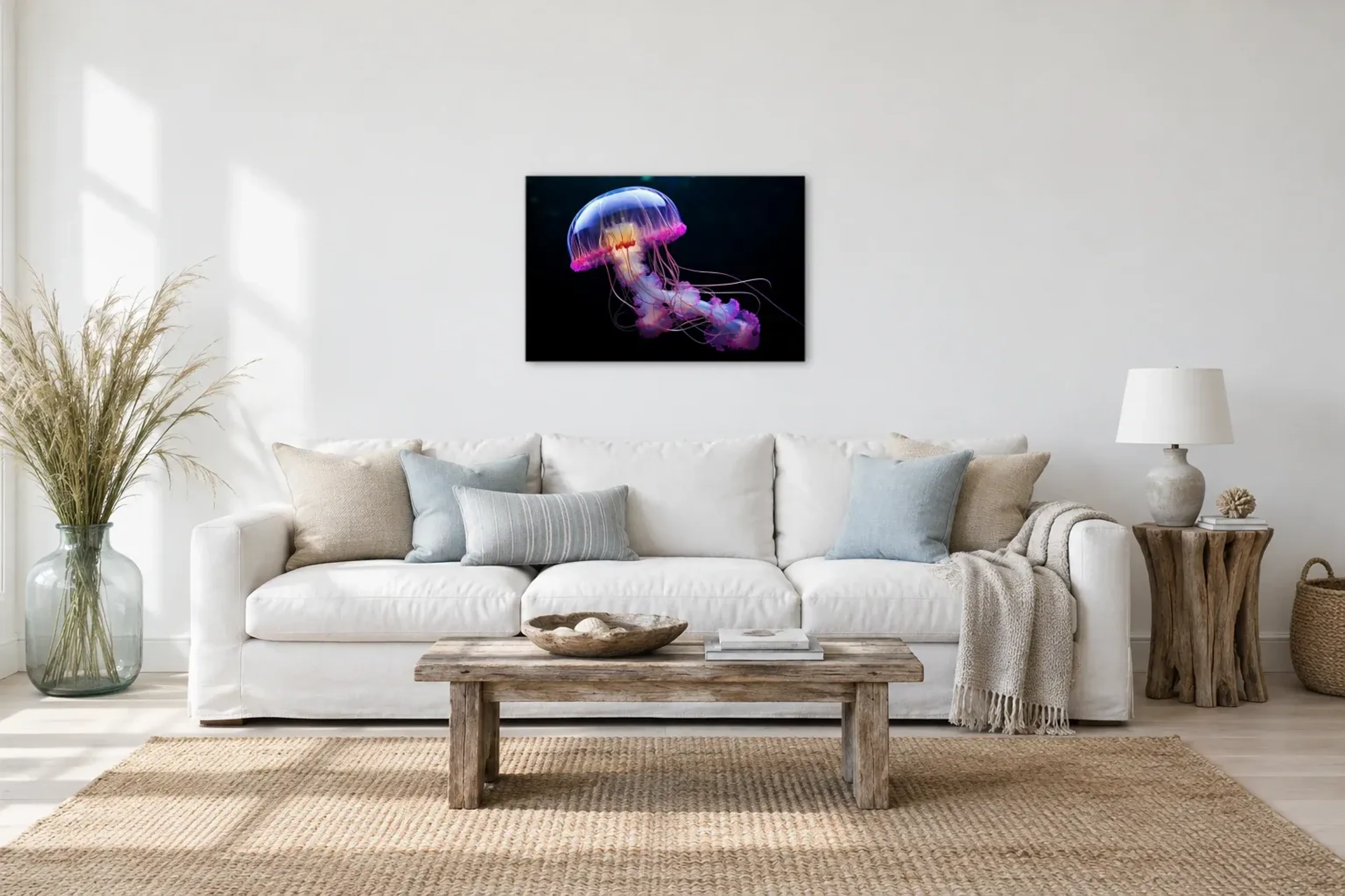 Qualle in Violett als Wandbild über einem 220-cm-Sofa