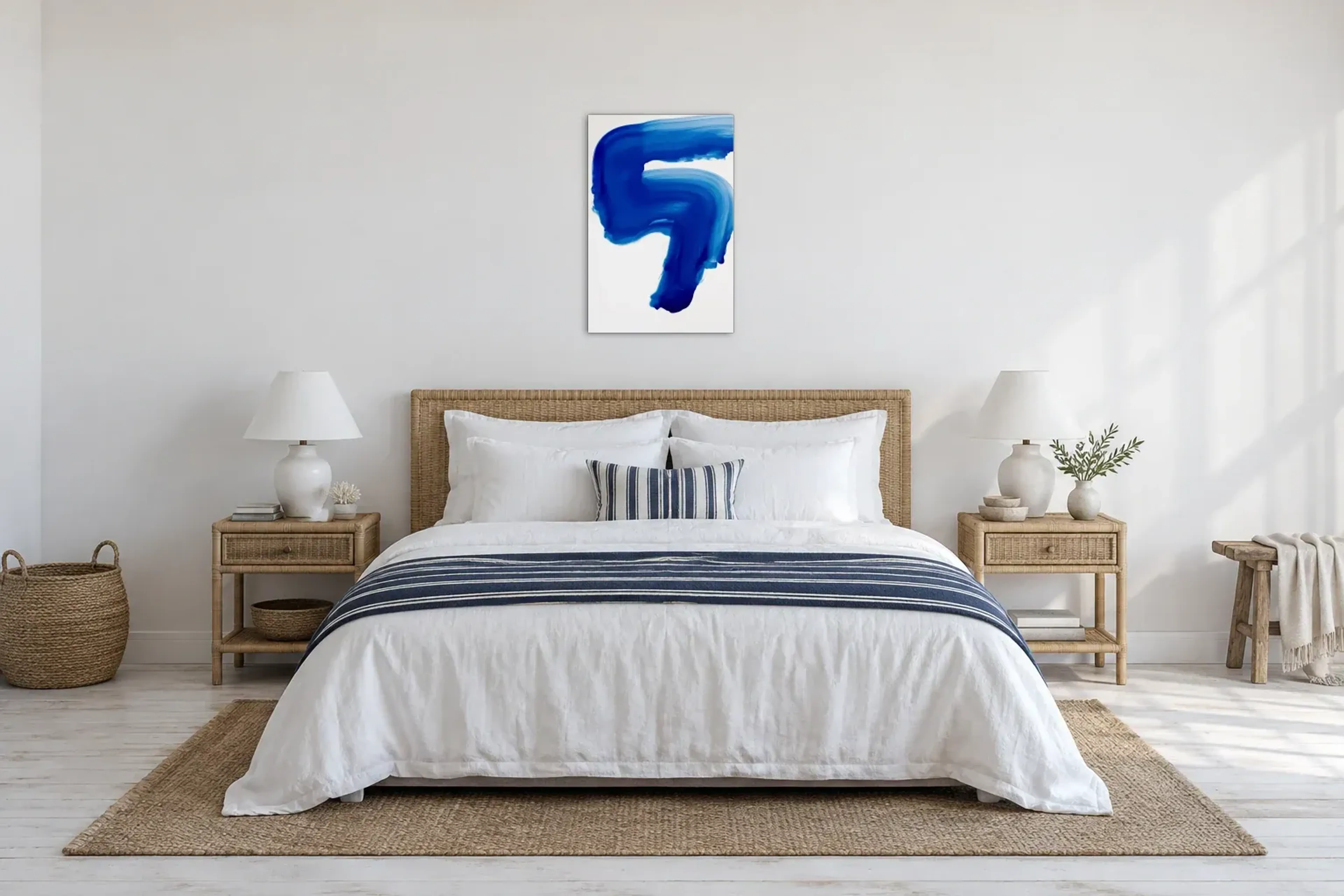 Blauer Schwung als Wandbild über einem 180-cm-Bett