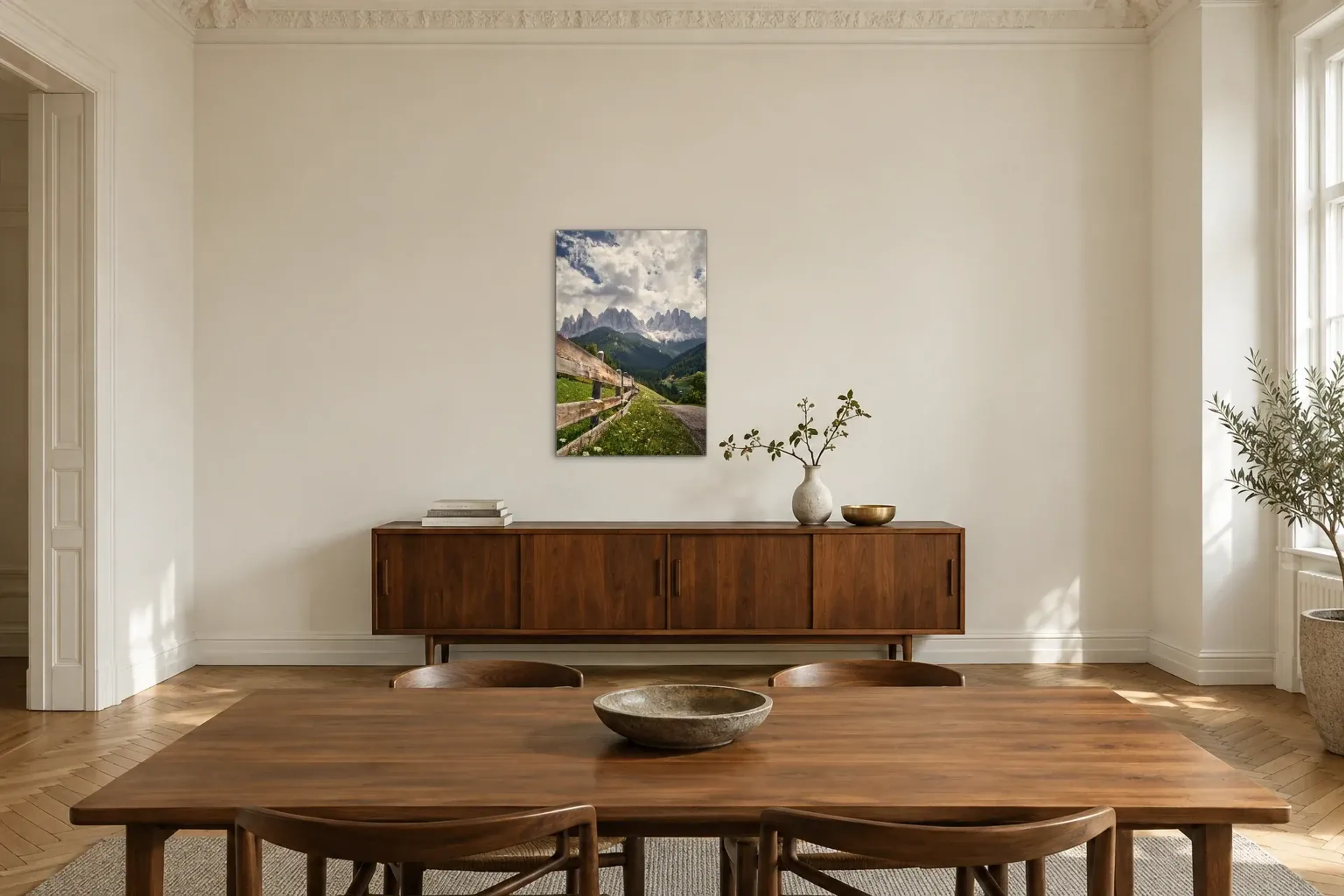 Weidezaun vor Bergspitzen als Wandbild über einem 200-cm-Sideboard