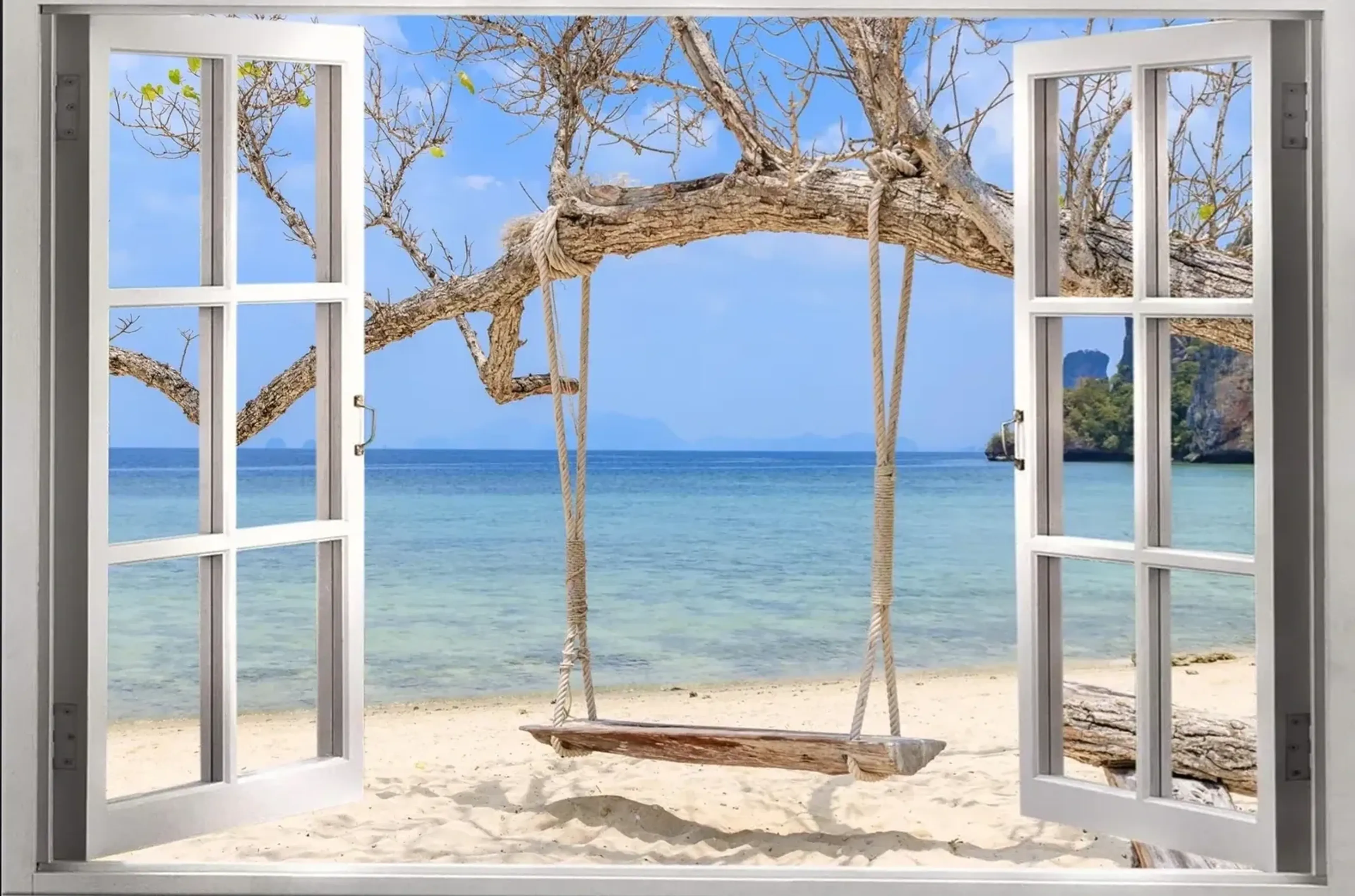 Eine Holzschaukel hängt über hellem Sand vor türkisfarbenem Meer, eingerahmt von offenen weißen Fensterflügeln.
