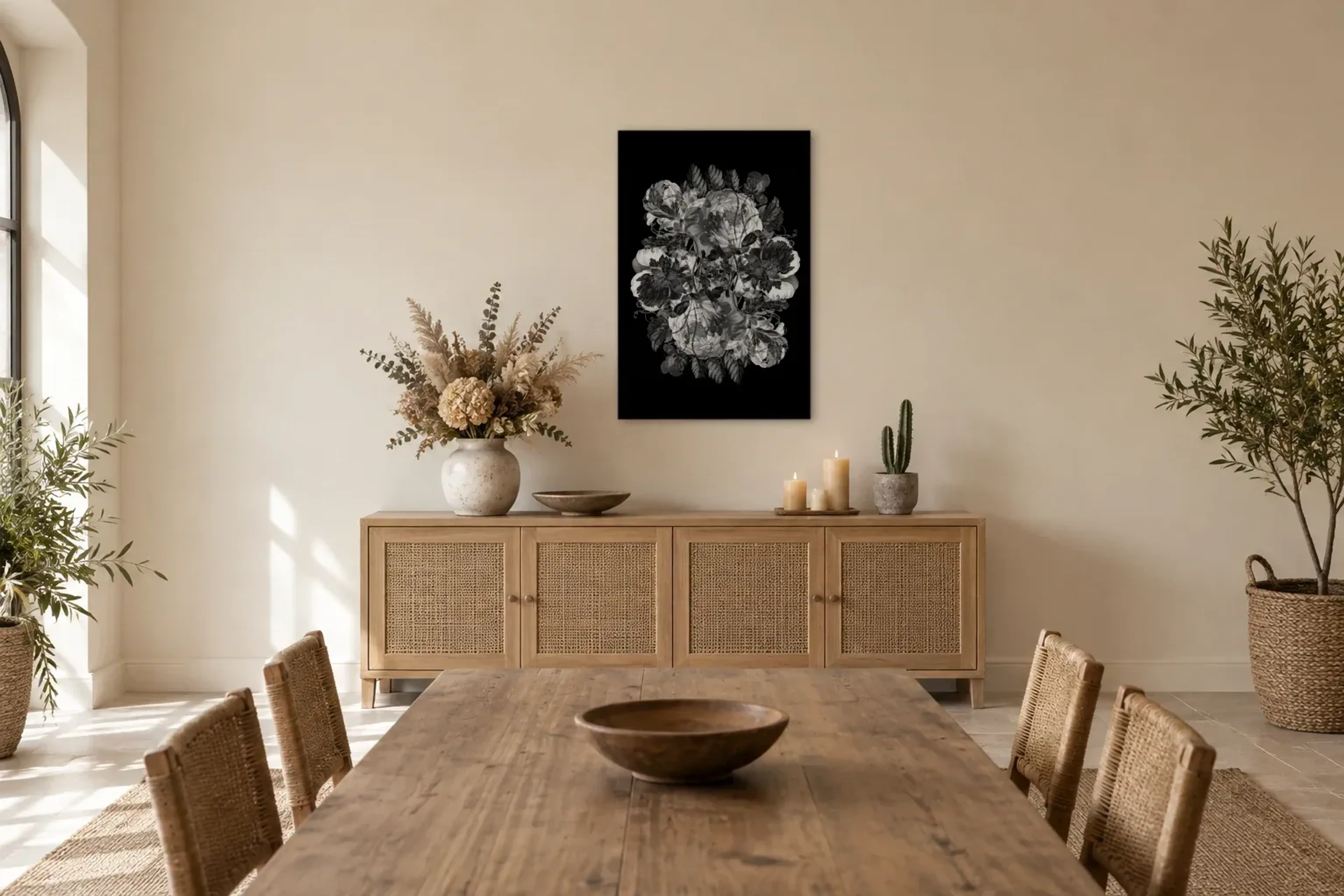 Blumen in Schwarz-Weiß als Wandbild über einem 160-cm-Sideboard