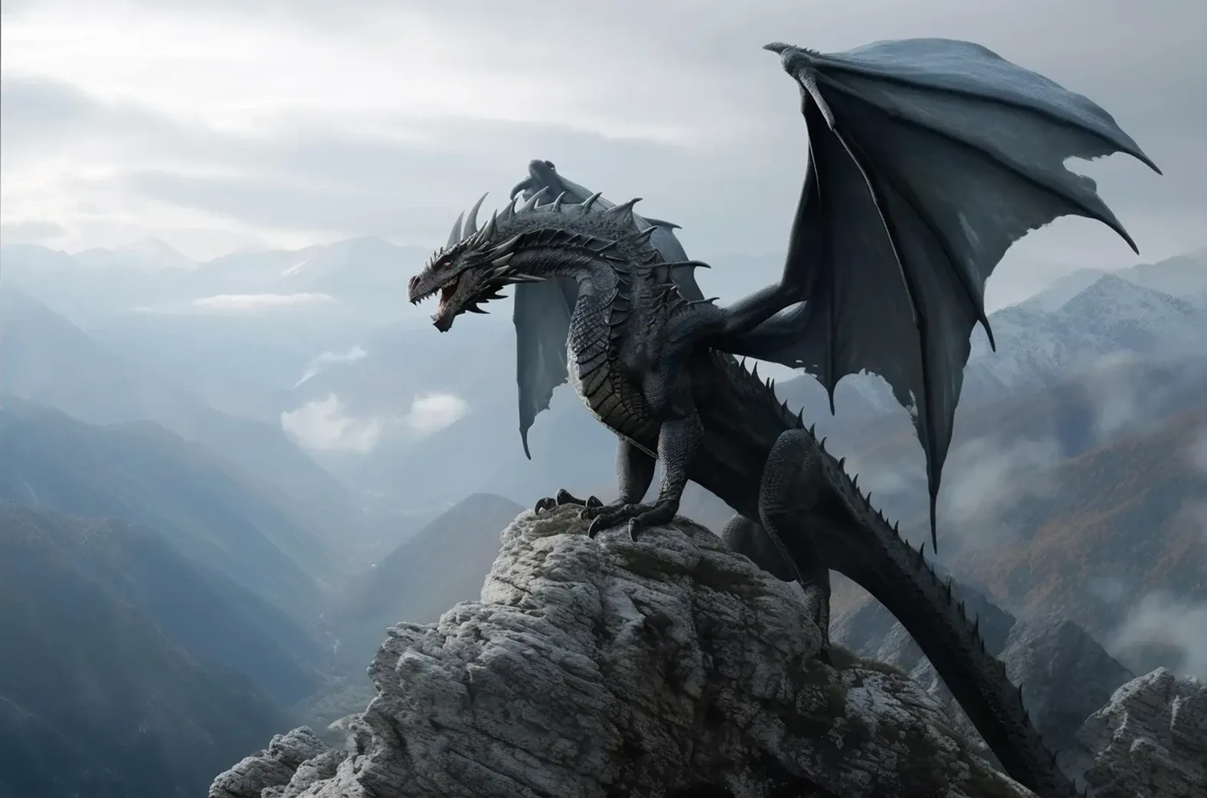 Ein dunkler Drache mit erhobenen Flügeln sitzt auf einem Felsen über einer nebligen Berglandschaft.