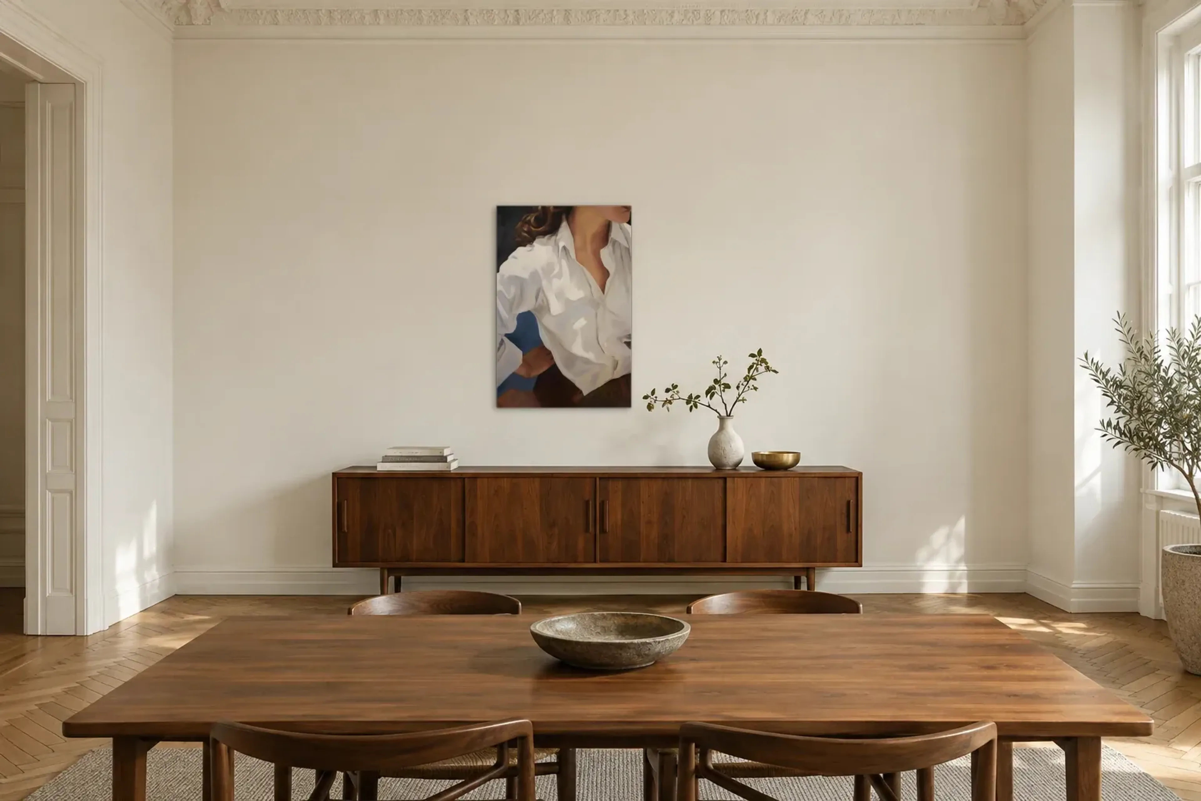 Weiße Bluse mit Hüftstütz als Wandbild über einem 200-cm-Sideboard