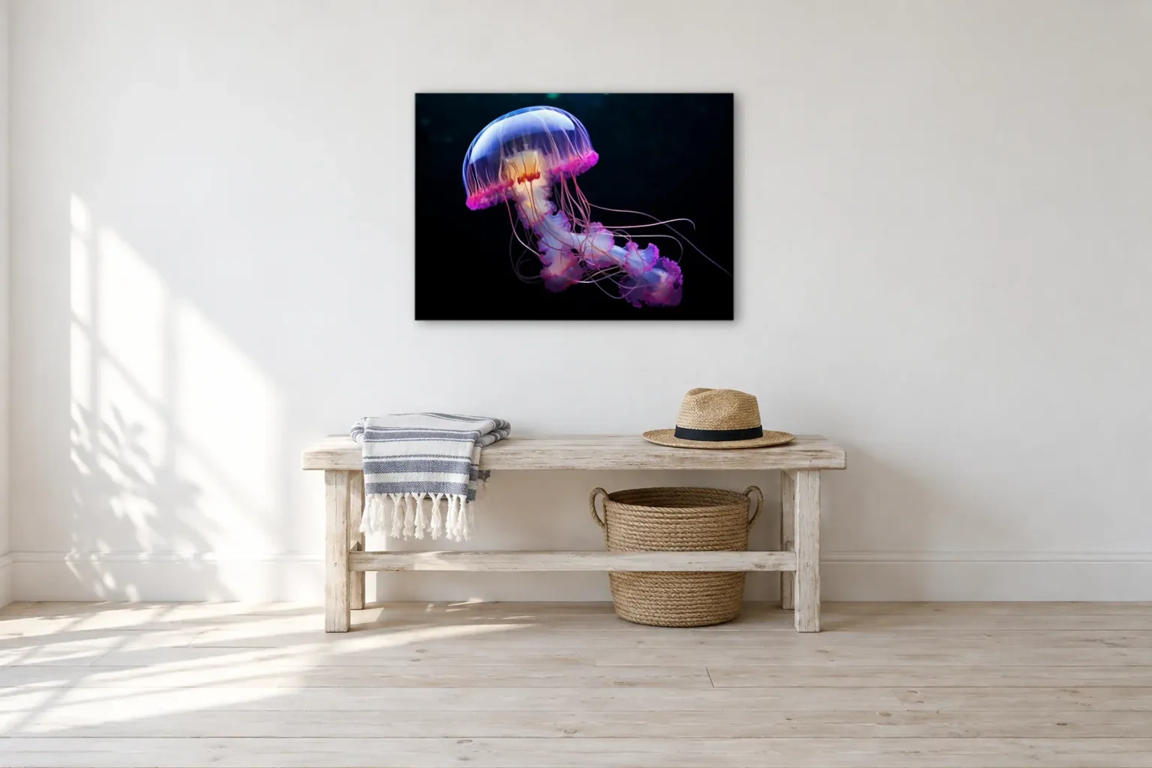 Qualle in Violett als Wandbild über einer 100-cm-Bank